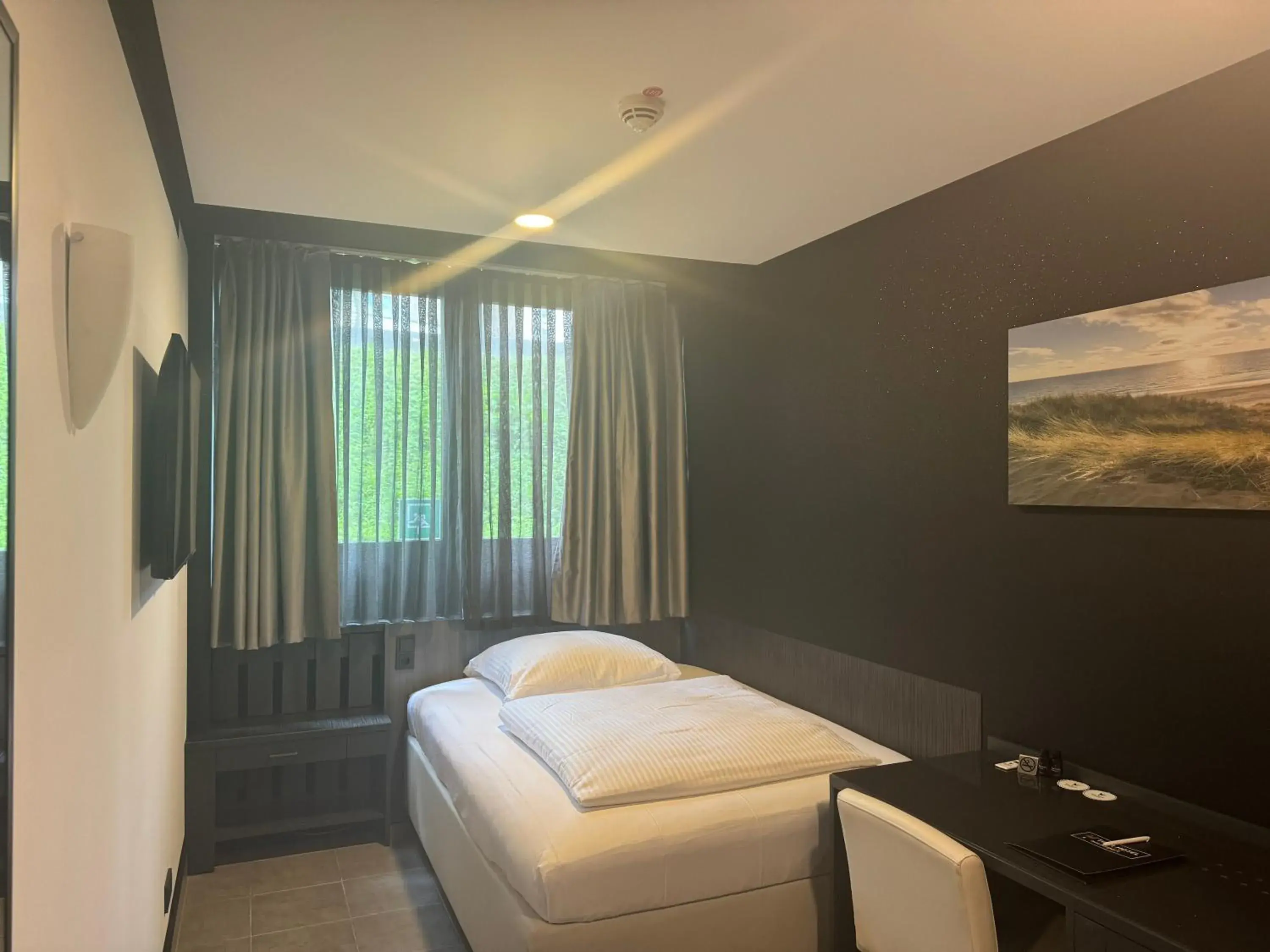 Budget Single Room with Shared Bathroom in TIBET HOTEL am Airport Düsseldorf-Ratingen Budget Single Room with Shared Bathroom in TIBET HOTEL am Airport Düsseldorf-Ratingen