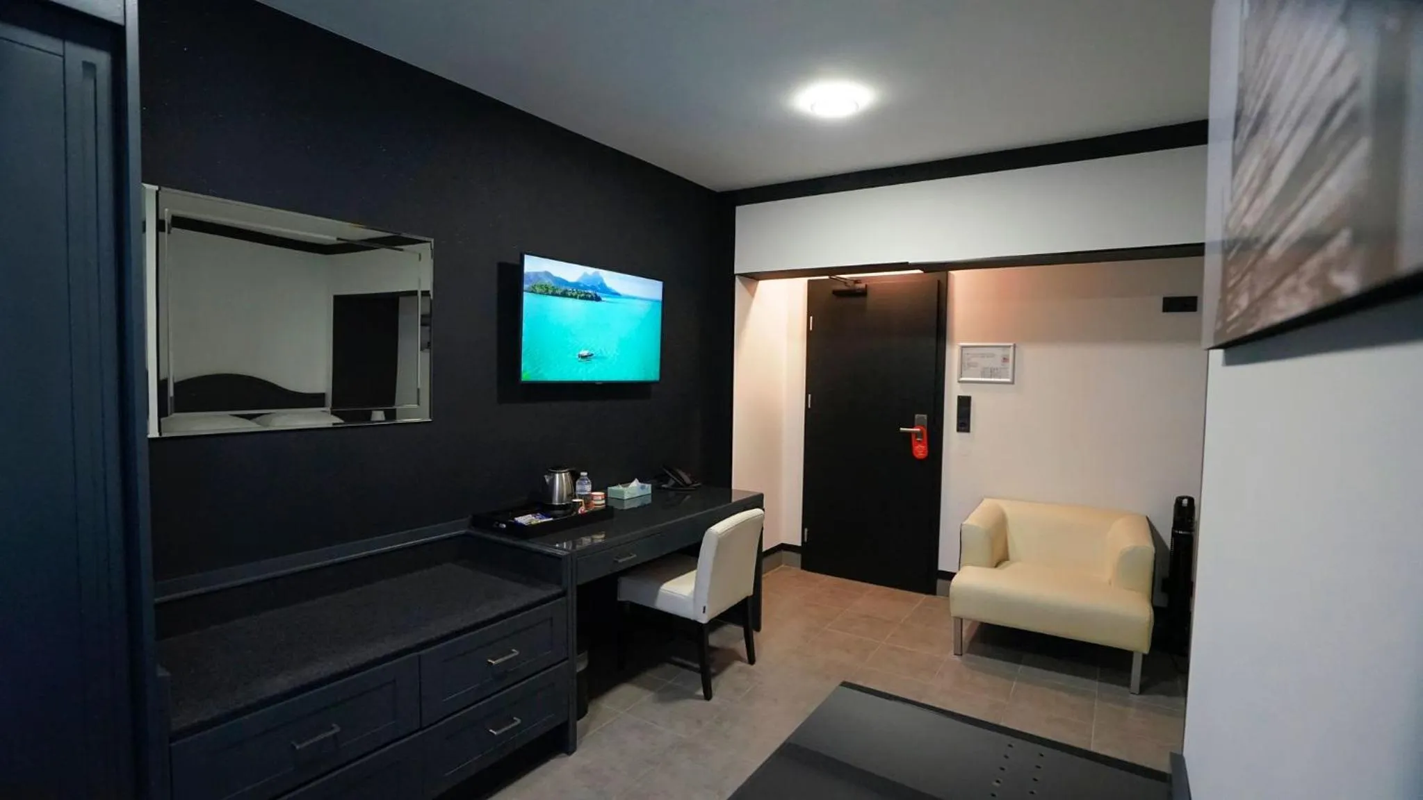 TV and multimedia in TIBET HOTEL am Airport Düsseldorf-Ratingen