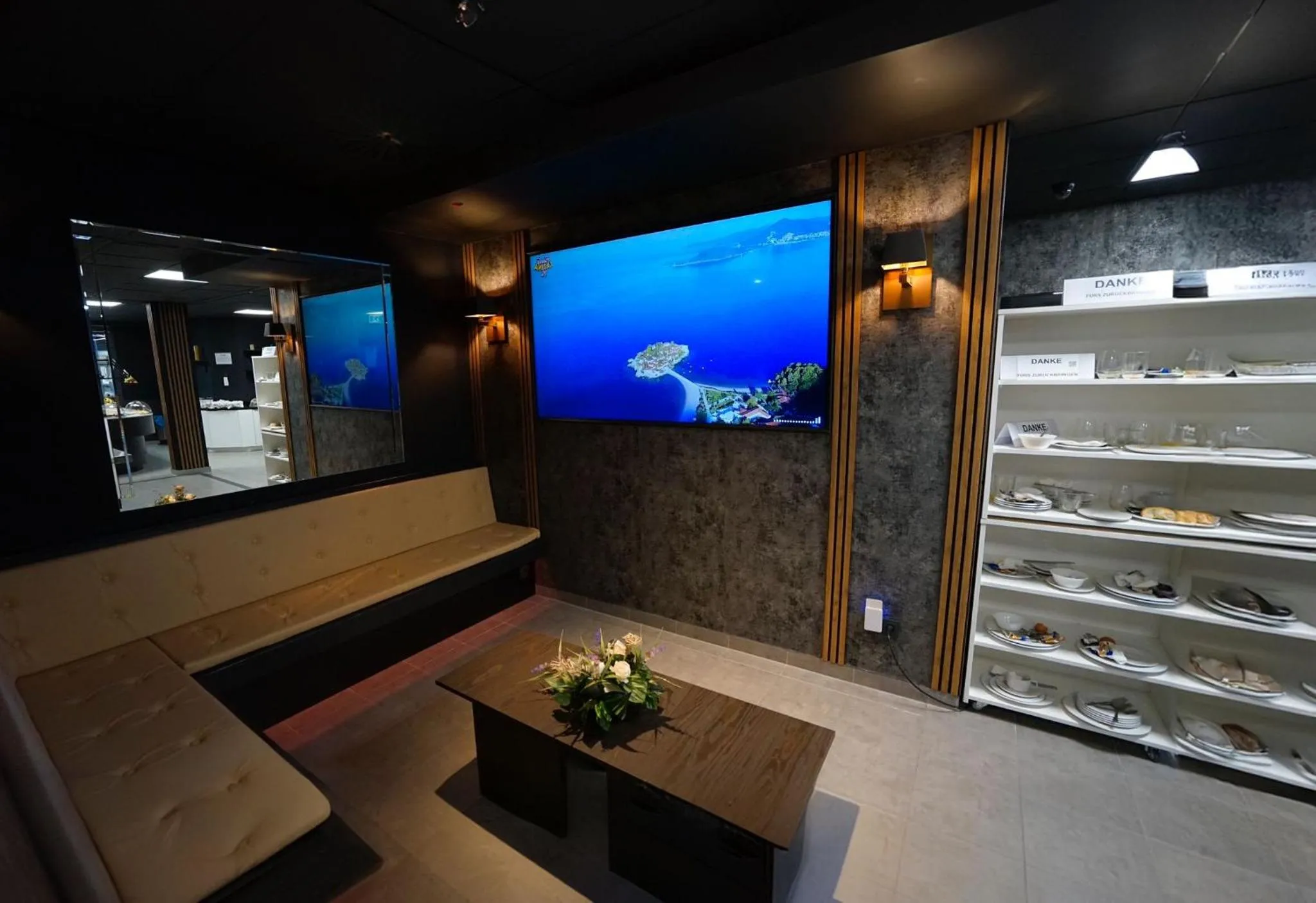 Communal lounge/ TV room in TIBET HOTEL am Airport Düsseldorf-Ratingen