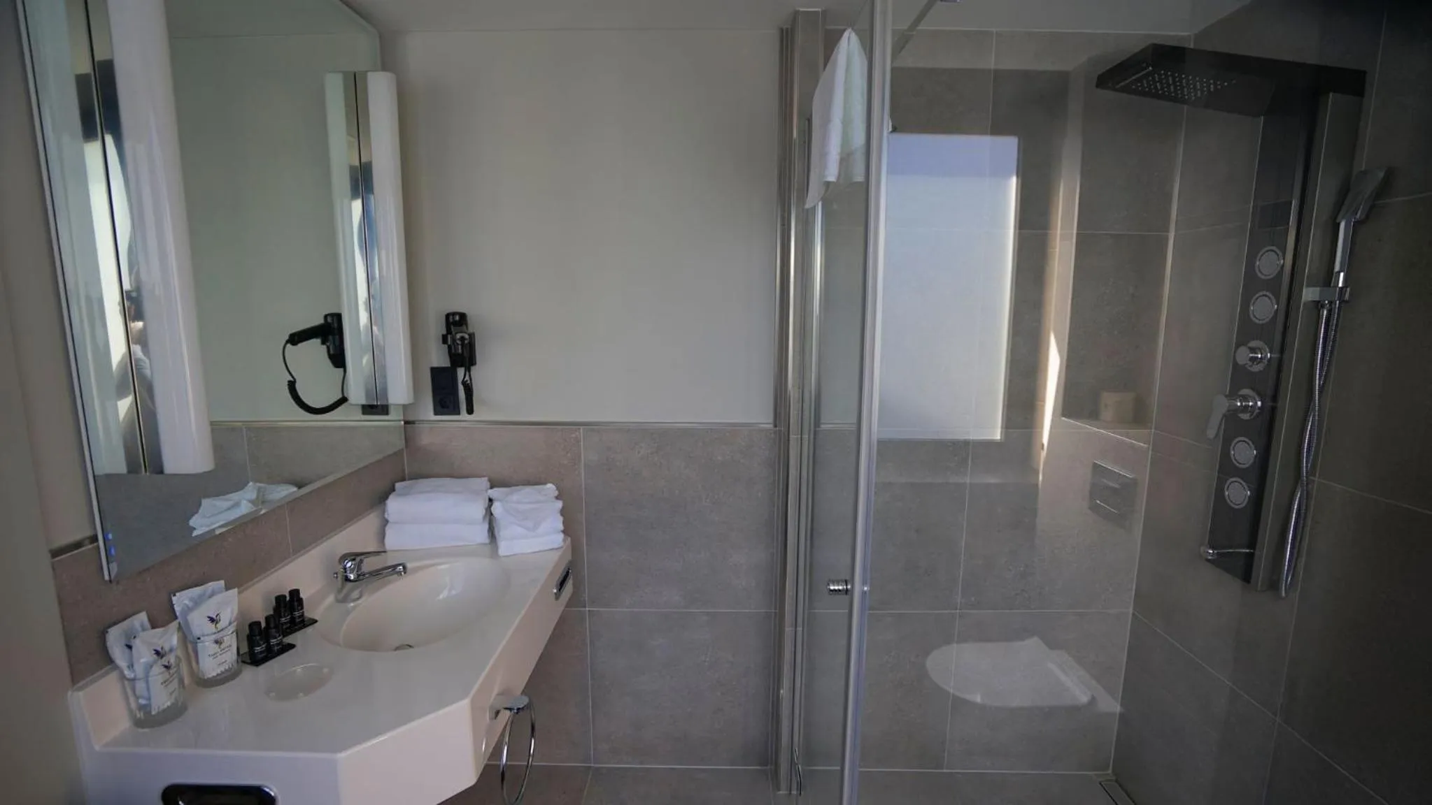 Shower in TIBET HOTEL am Airport Düsseldorf-Ratingen