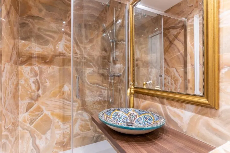 Shower in El Petit Palauet