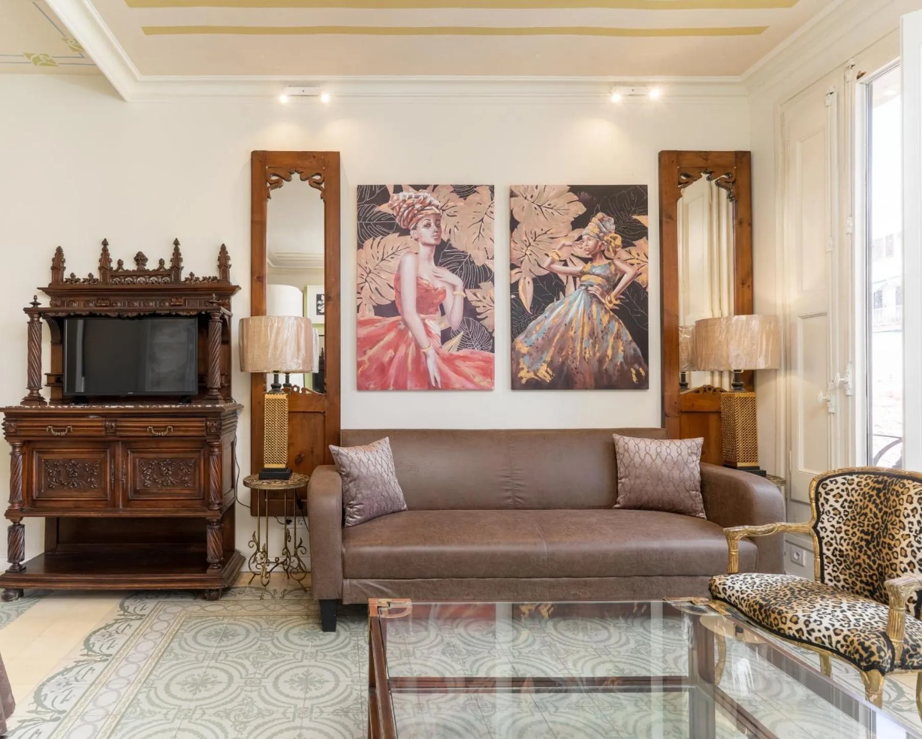 Photo of the whole room in El Petit Palauet