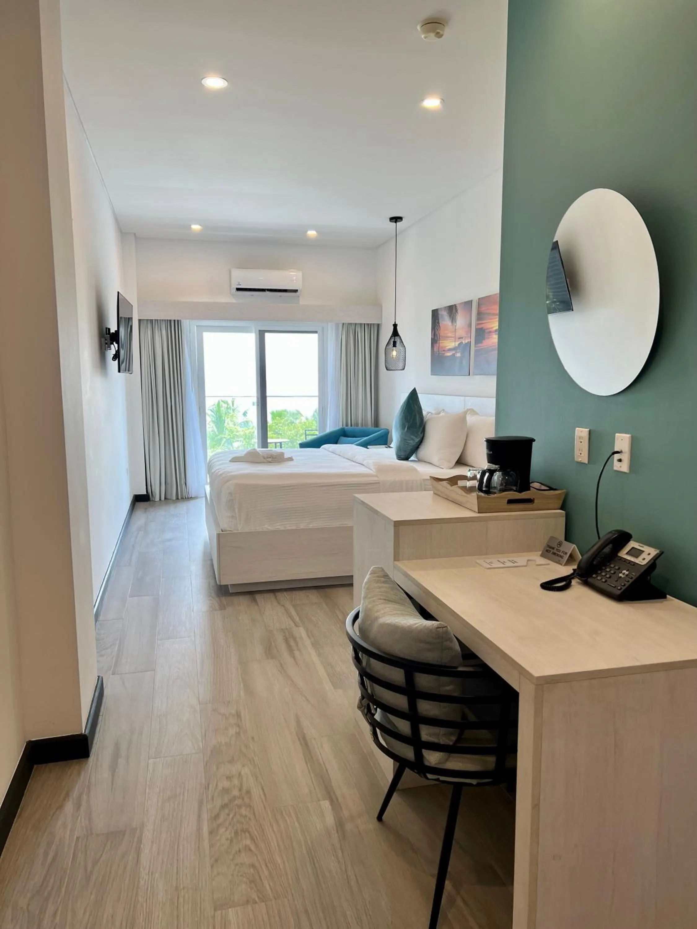 Bedroom, Bed in The Watermark Hotel