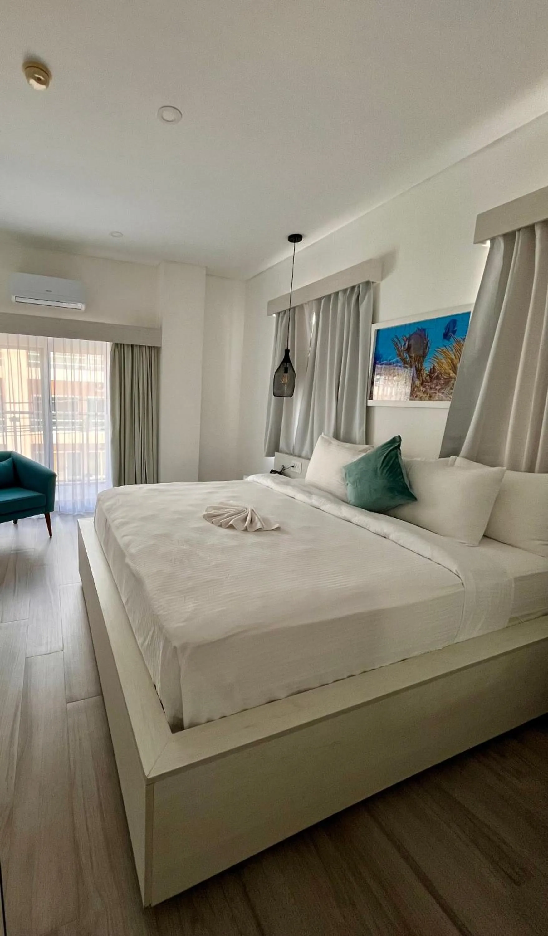 Bedroom, Bed in The Watermark Hotel