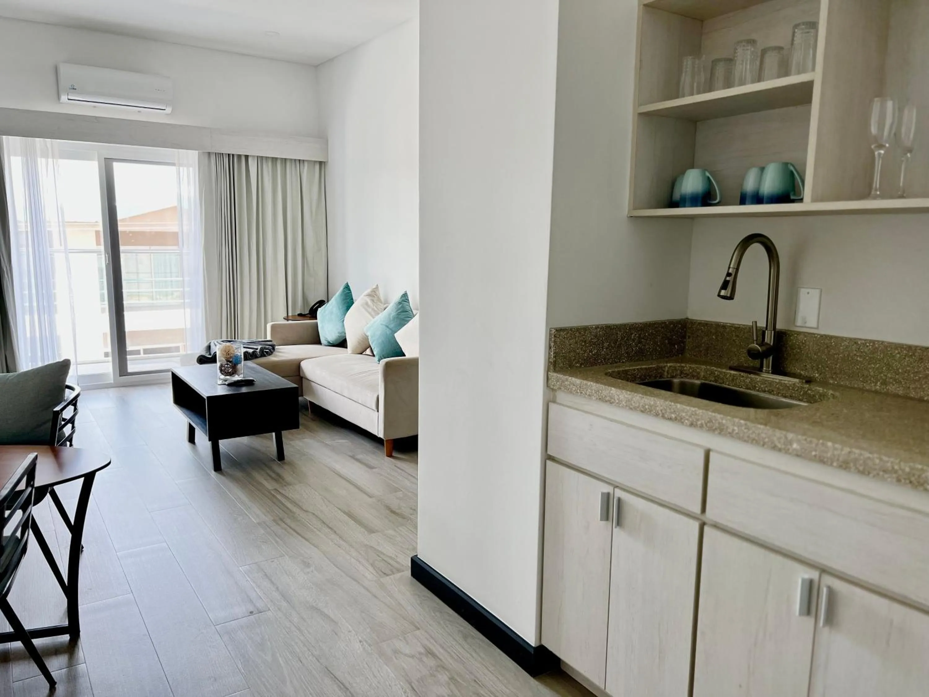 Kitchen or kitchenette in The Watermark Hotel