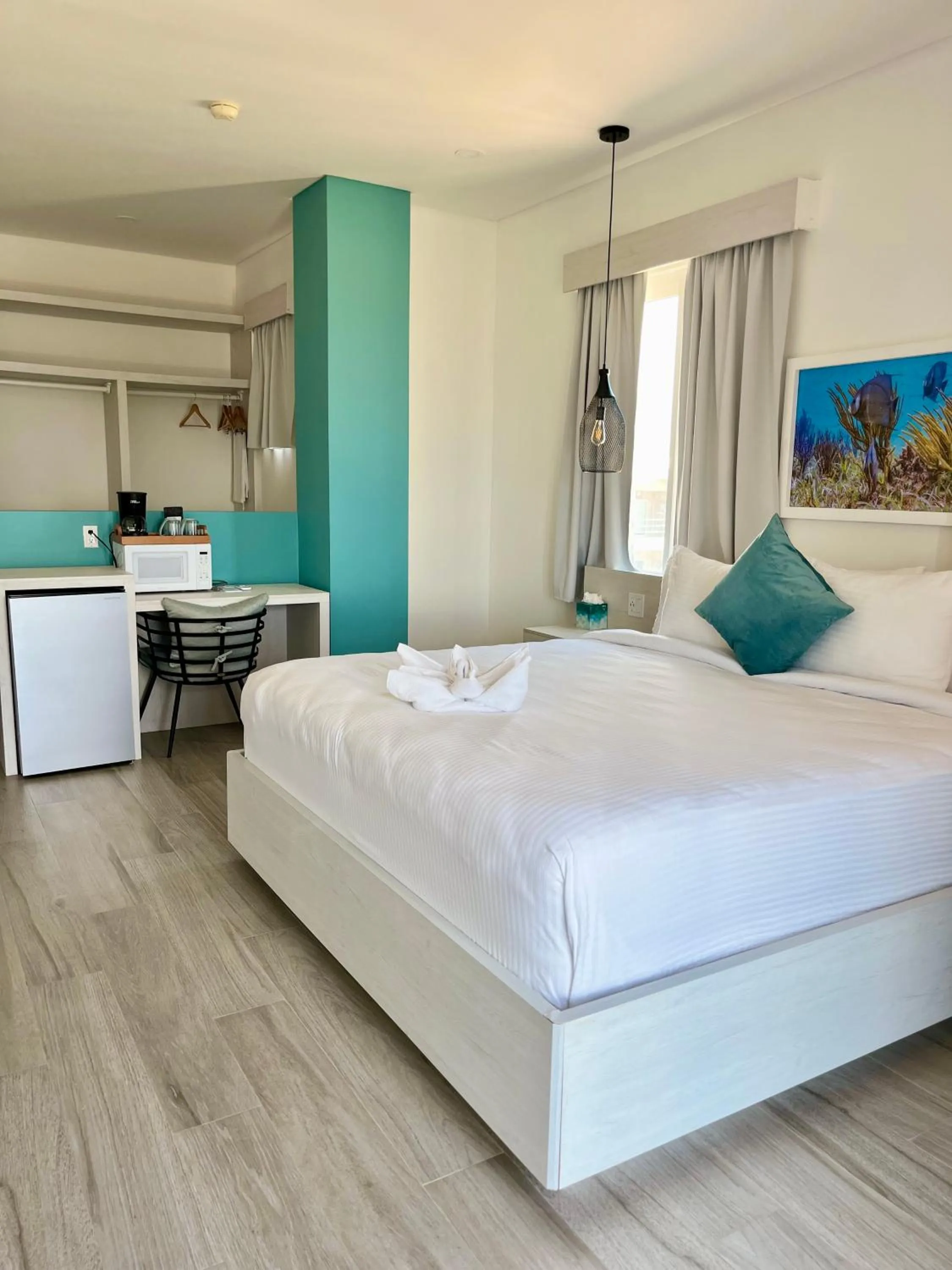 Bedroom, Bed in The Watermark Hotel