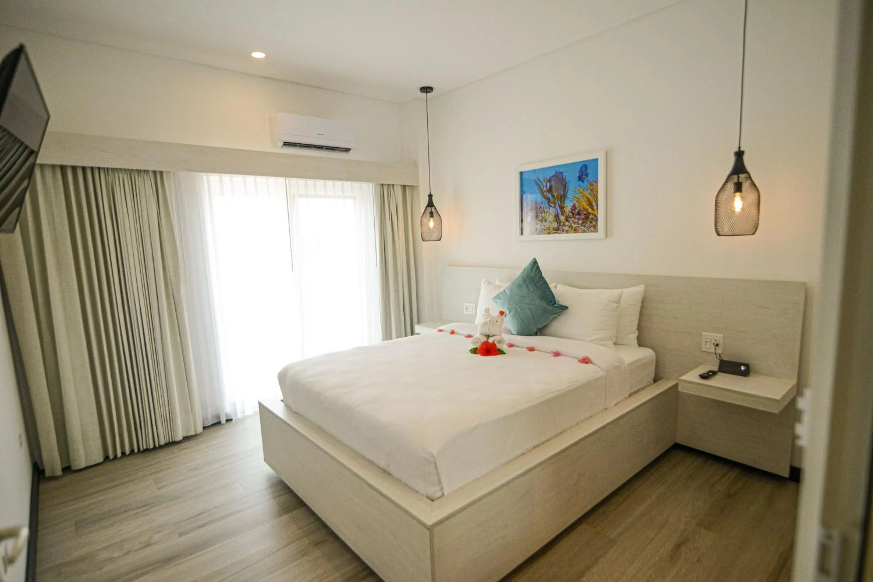 Bedroom, Bed in The Watermark Hotel