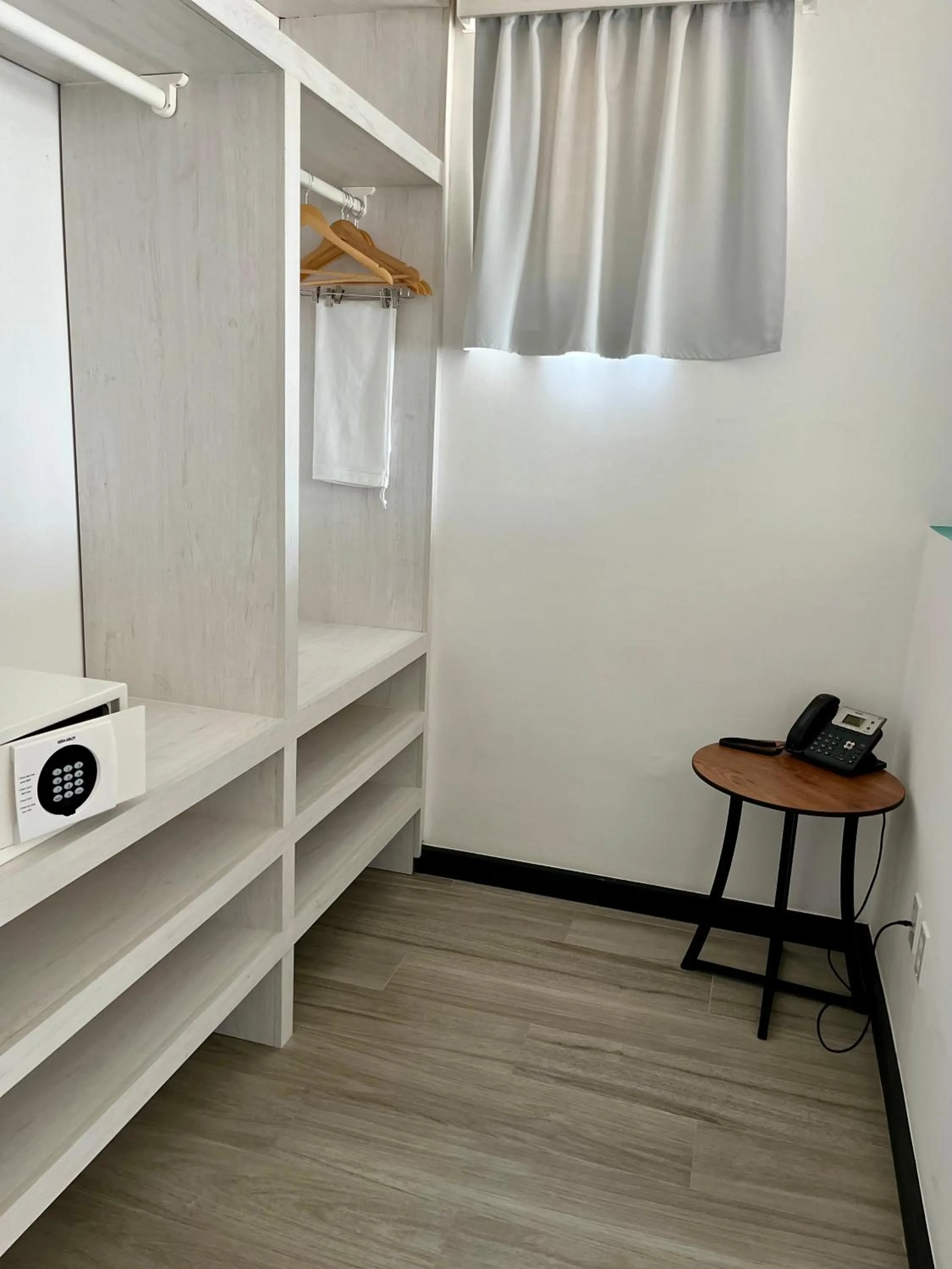 wardrobe, Bed in The Watermark Hotel