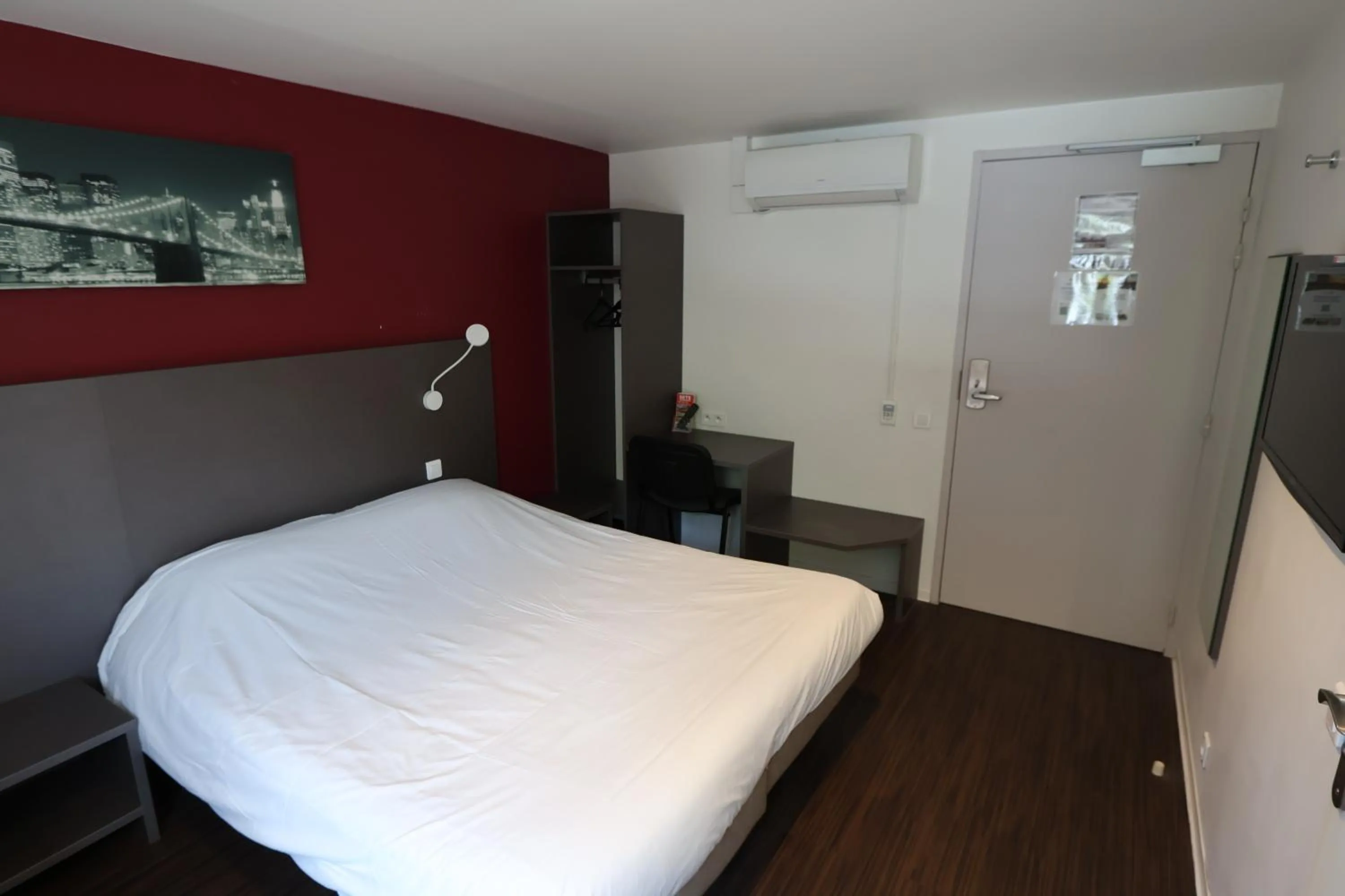 Bedroom, Bed in Brit Hotel Montpellier Euromédecine