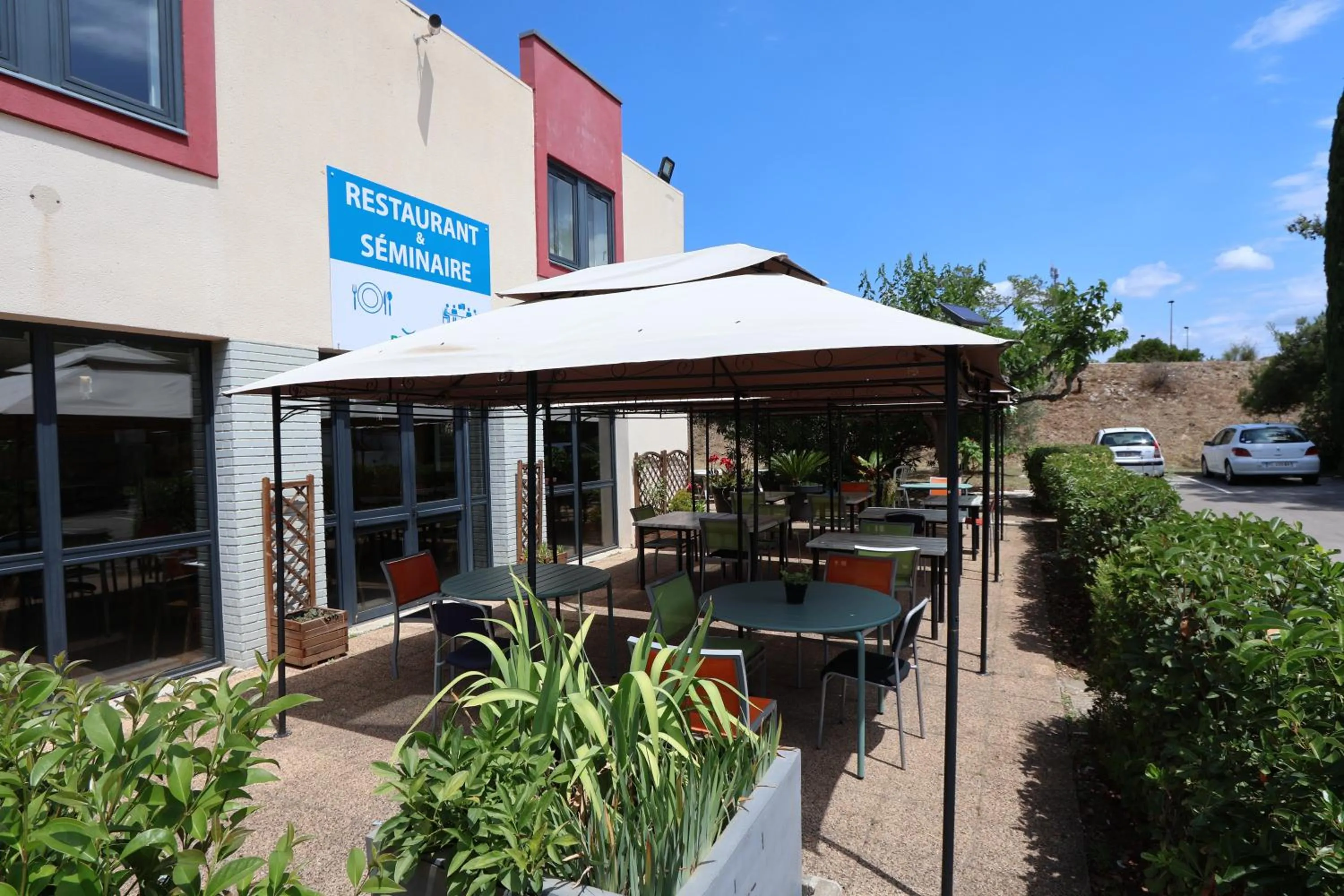Patio in Brit Hotel Montpellier Euromédecine