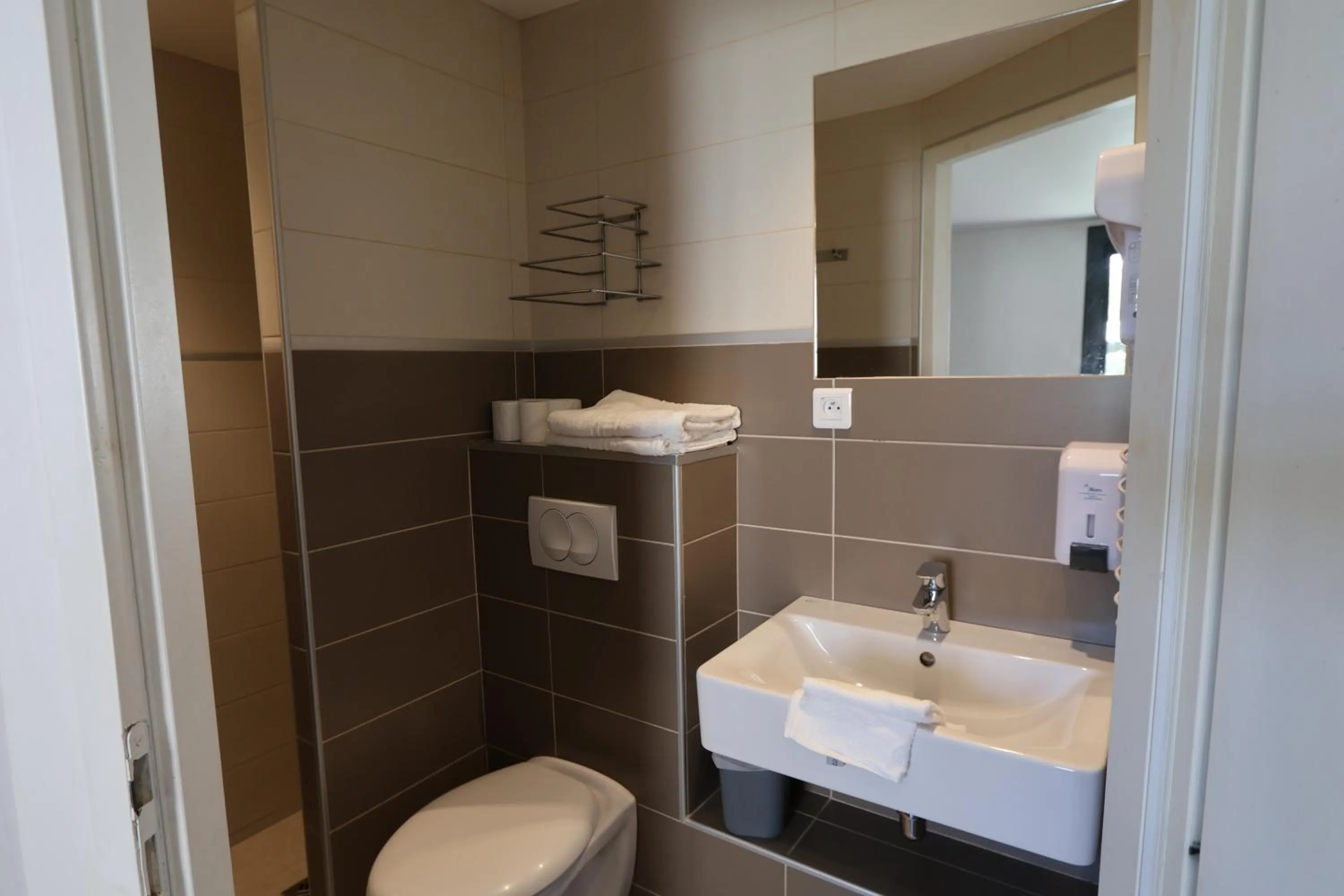 Bathroom in Brit Hotel Montpellier Euromédecine