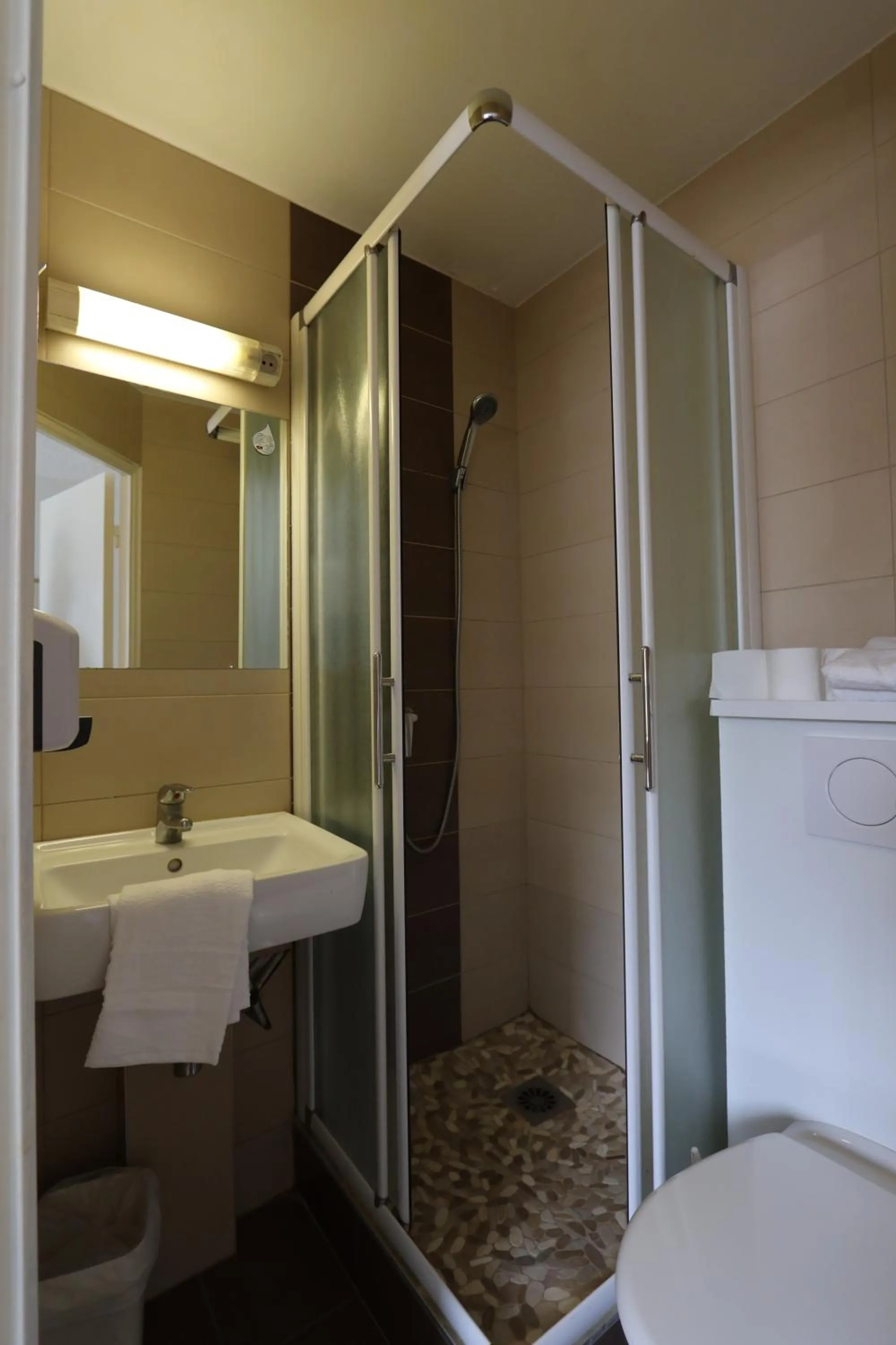 Bathroom in Brit Hotel Montpellier Euromédecine