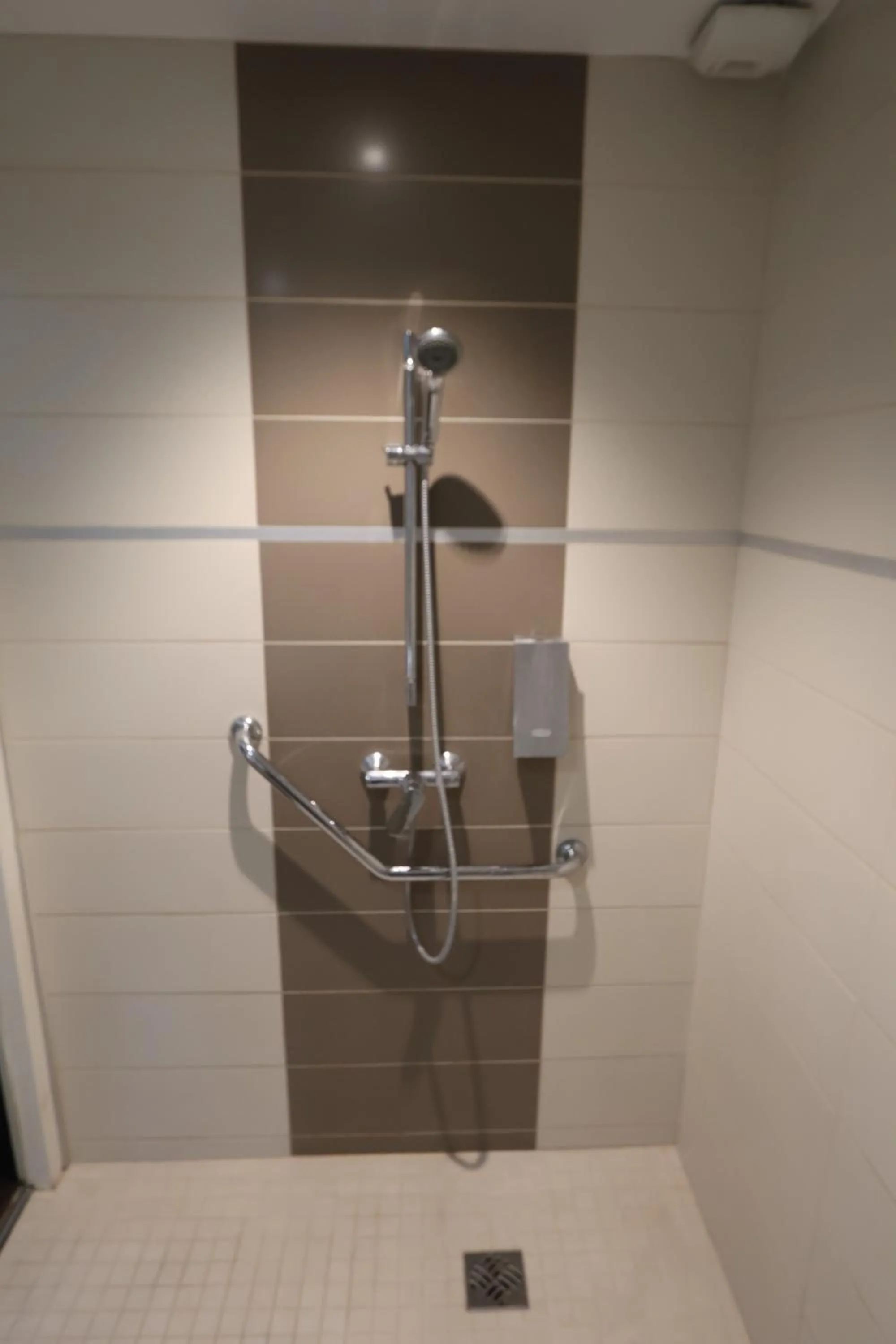 Shower in Brit Hotel Montpellier Euromédecine