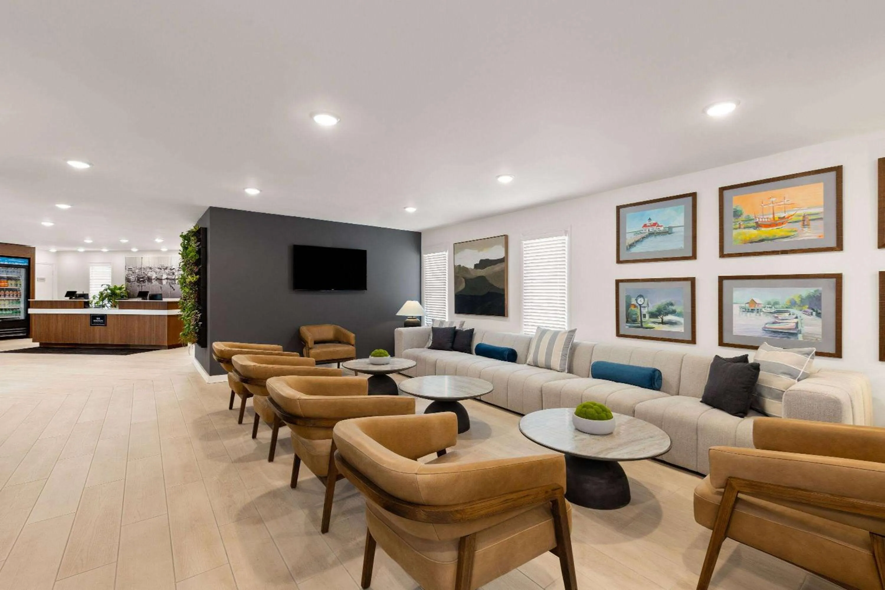Communal lounge/ TV room in Hotel Manteo, Trademark Collection by Wyndham