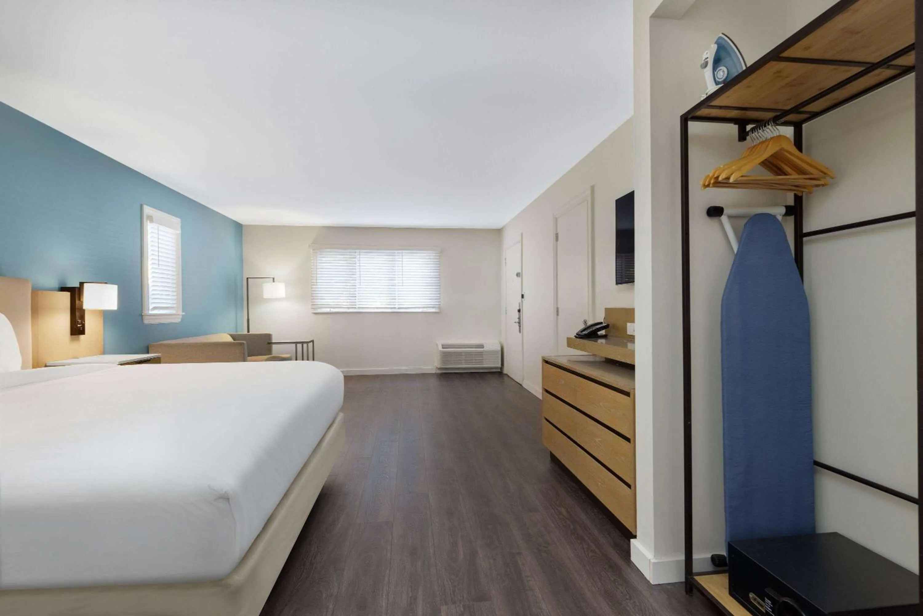 Photo of the whole room, Bed in Hotel Manteo, Trademark Collection by Wyndham