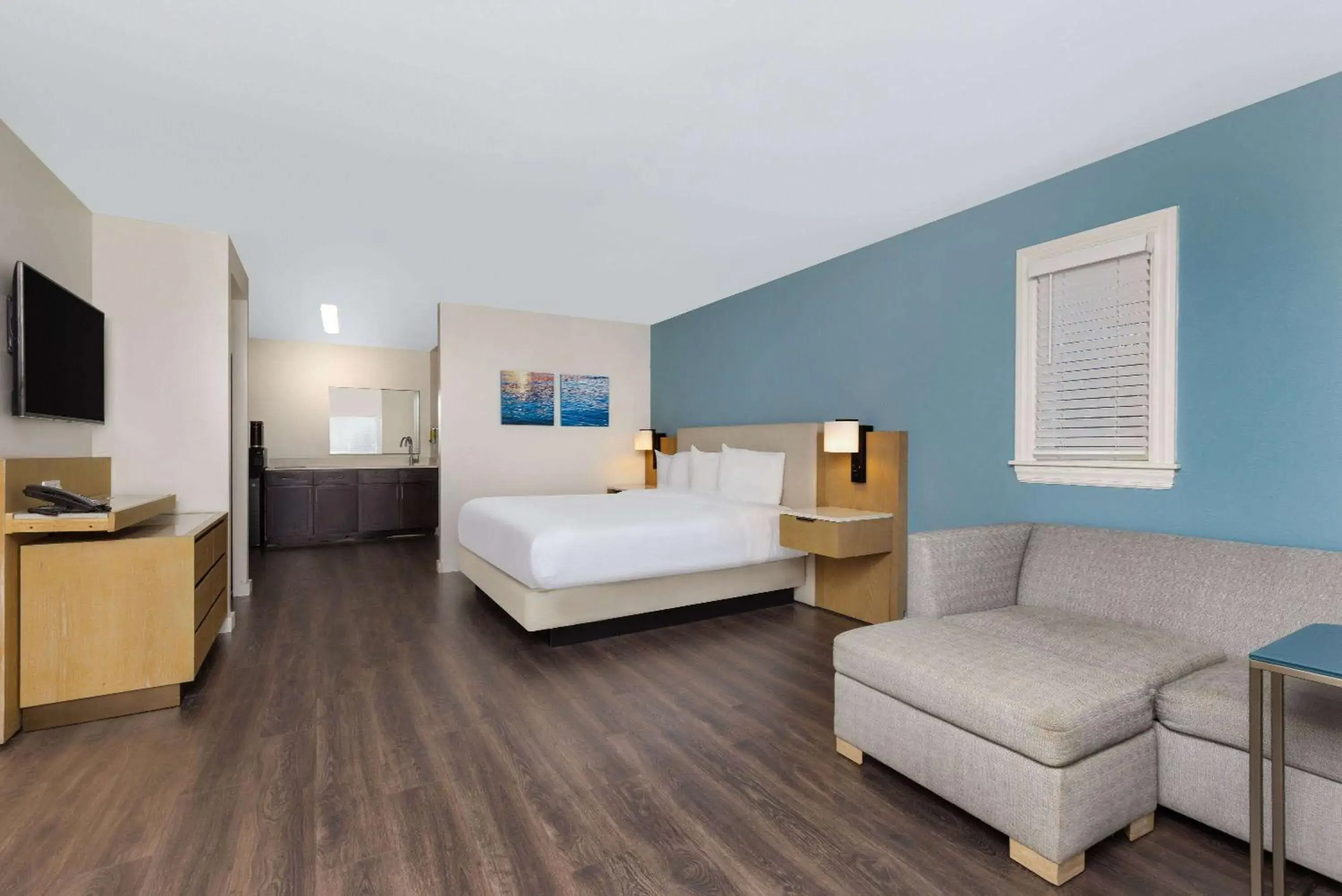 Photo of the whole room, Bed in Hotel Manteo, Trademark Collection by Wyndham Photo of the whole room, Bed in Hotel Manteo, Trademark Collection by Wyndham