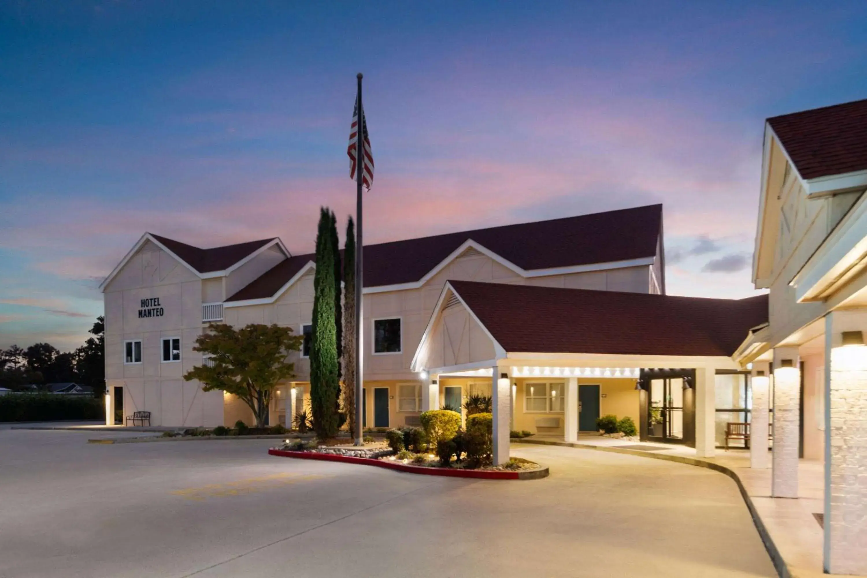 Property building in Hotel Manteo, Trademark Collection by Wyndham Property building in Hotel Manteo, Trademark Collection by Wyndham
