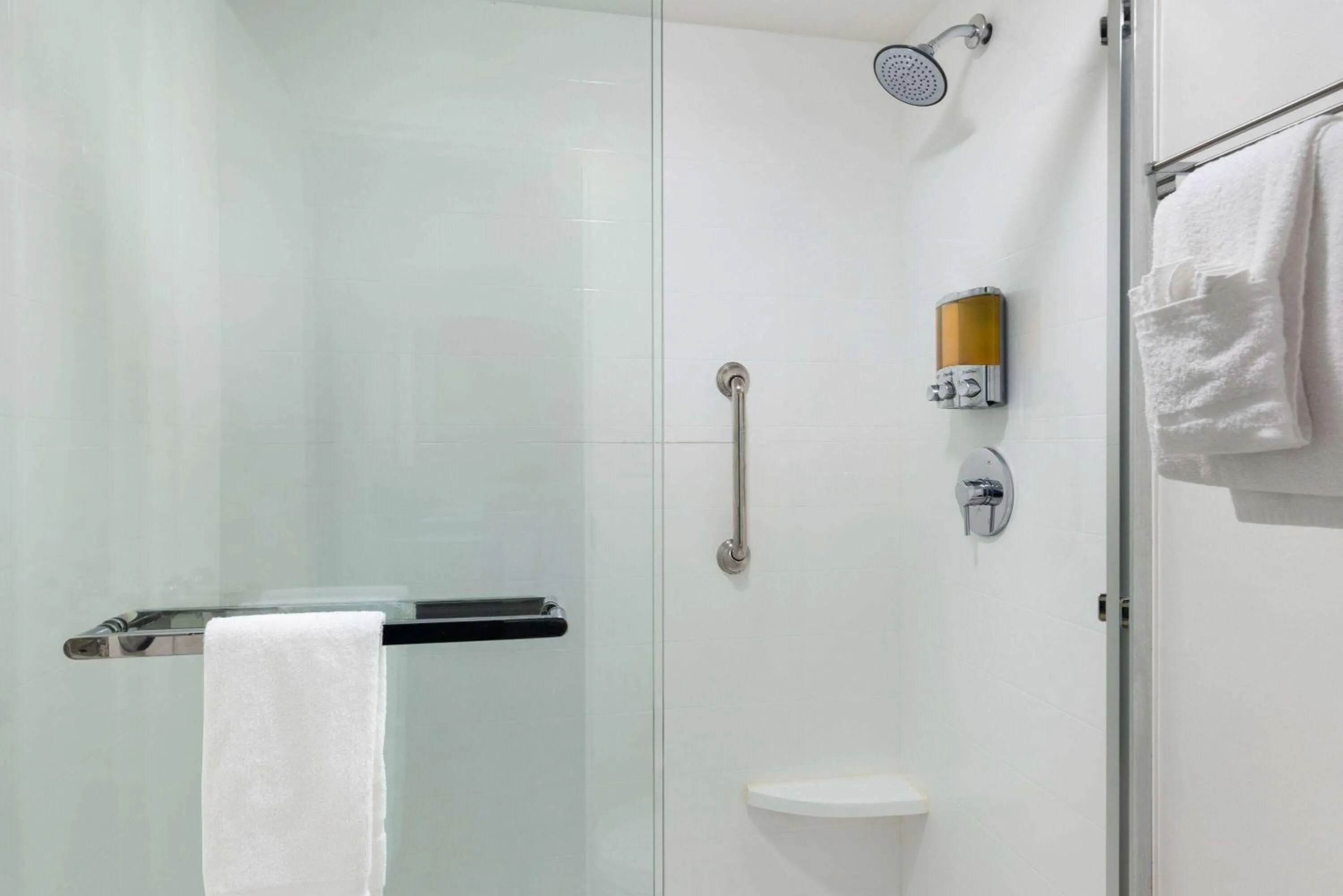 Bathroom in Hotel Manteo, Trademark Collection by Wyndham