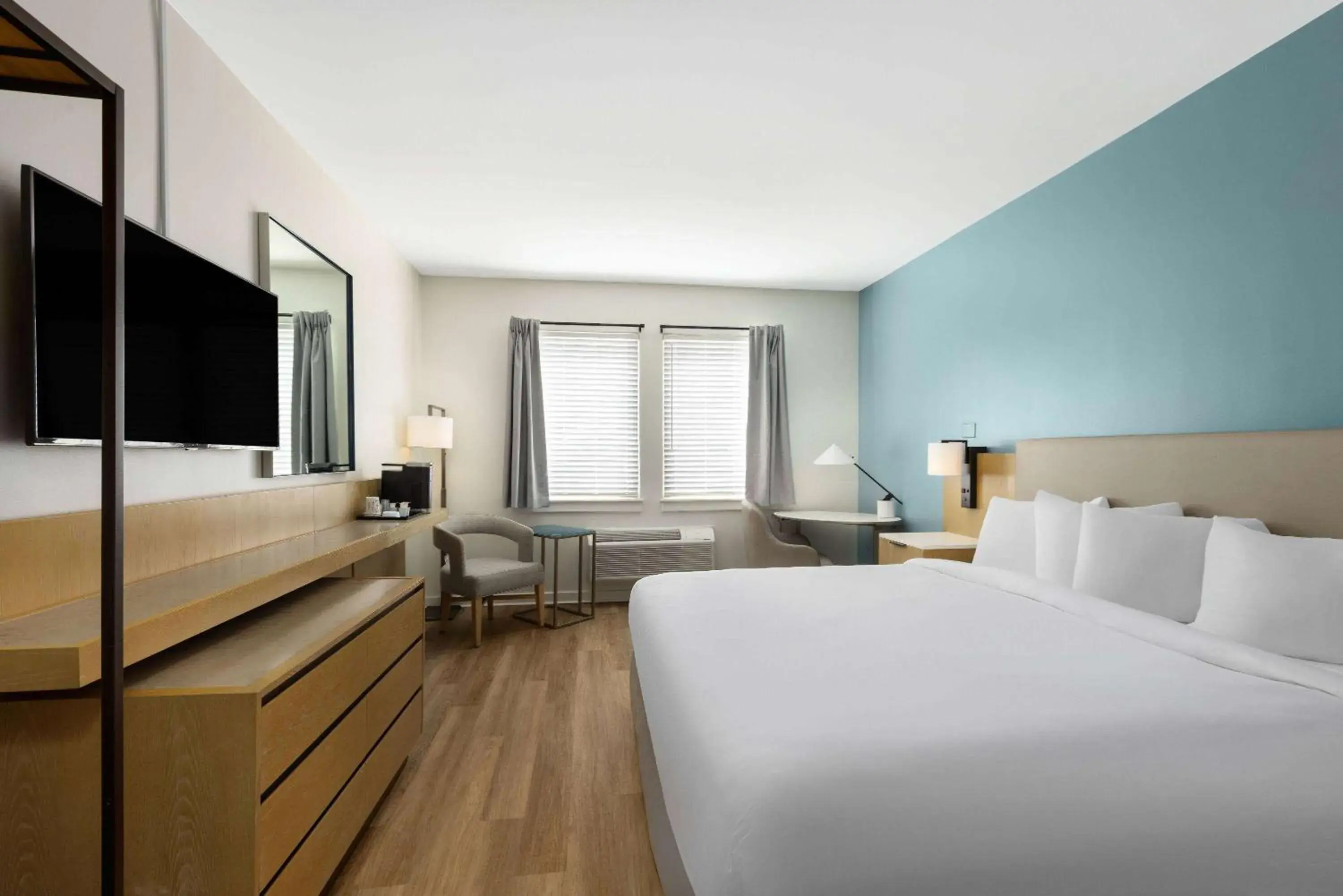 Photo of the whole room, Bed in Hotel Manteo, Trademark Collection by Wyndham Photo of the whole room, Bed in Hotel Manteo, Trademark Collection by Wyndham