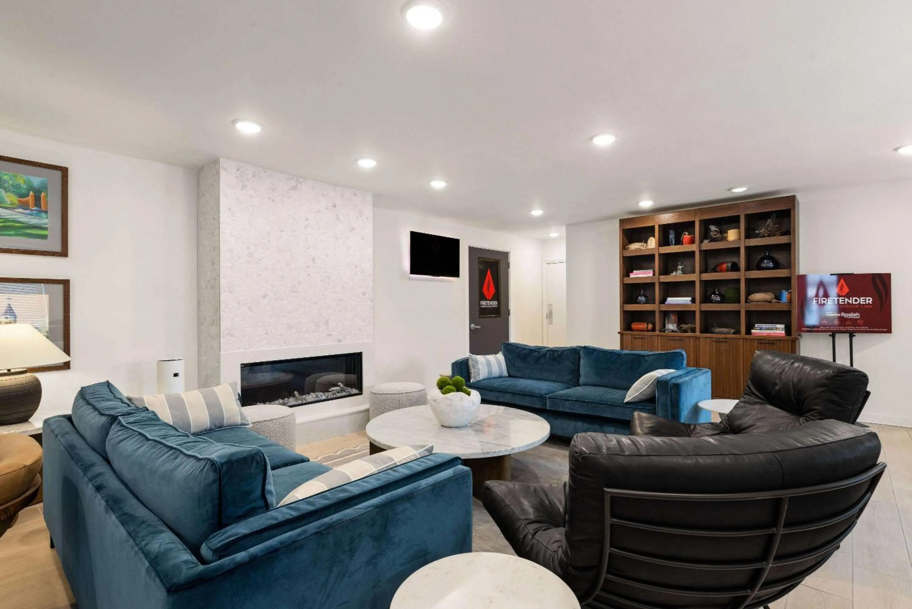 Communal lounge/ TV room in Hotel Manteo, Trademark Collection by Wyndham