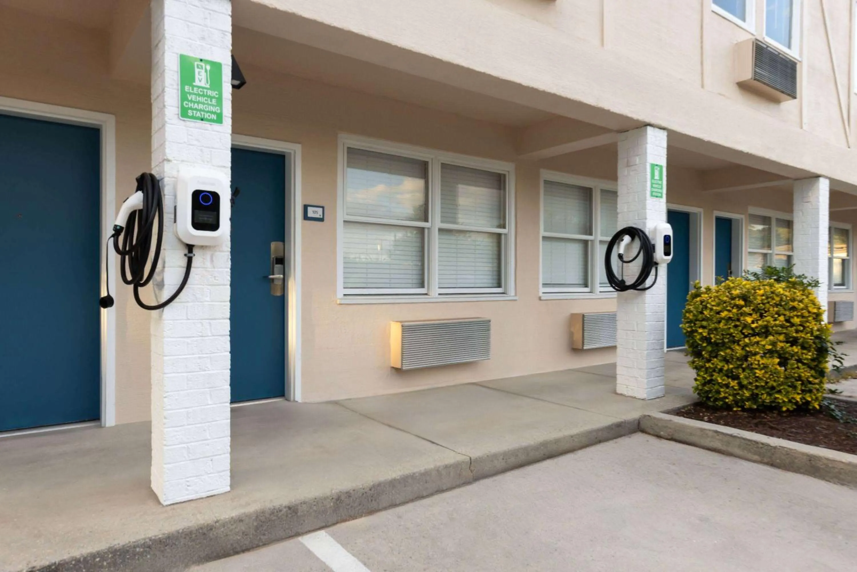 Property building in Hotel Manteo, Trademark Collection by Wyndham