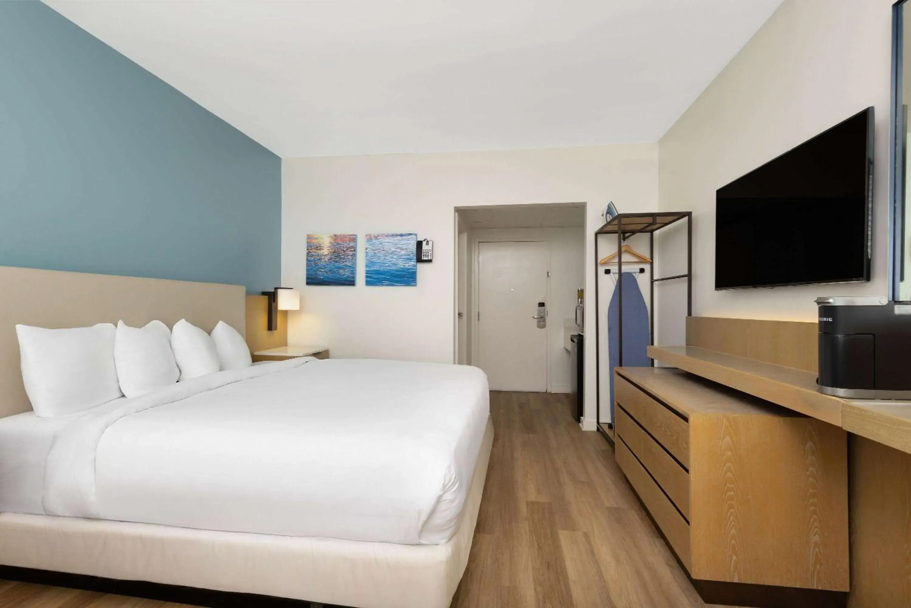 Photo of the whole room, Bed in Hotel Manteo, Trademark Collection by Wyndham Photo of the whole room, Bed in Hotel Manteo, Trademark Collection by Wyndham