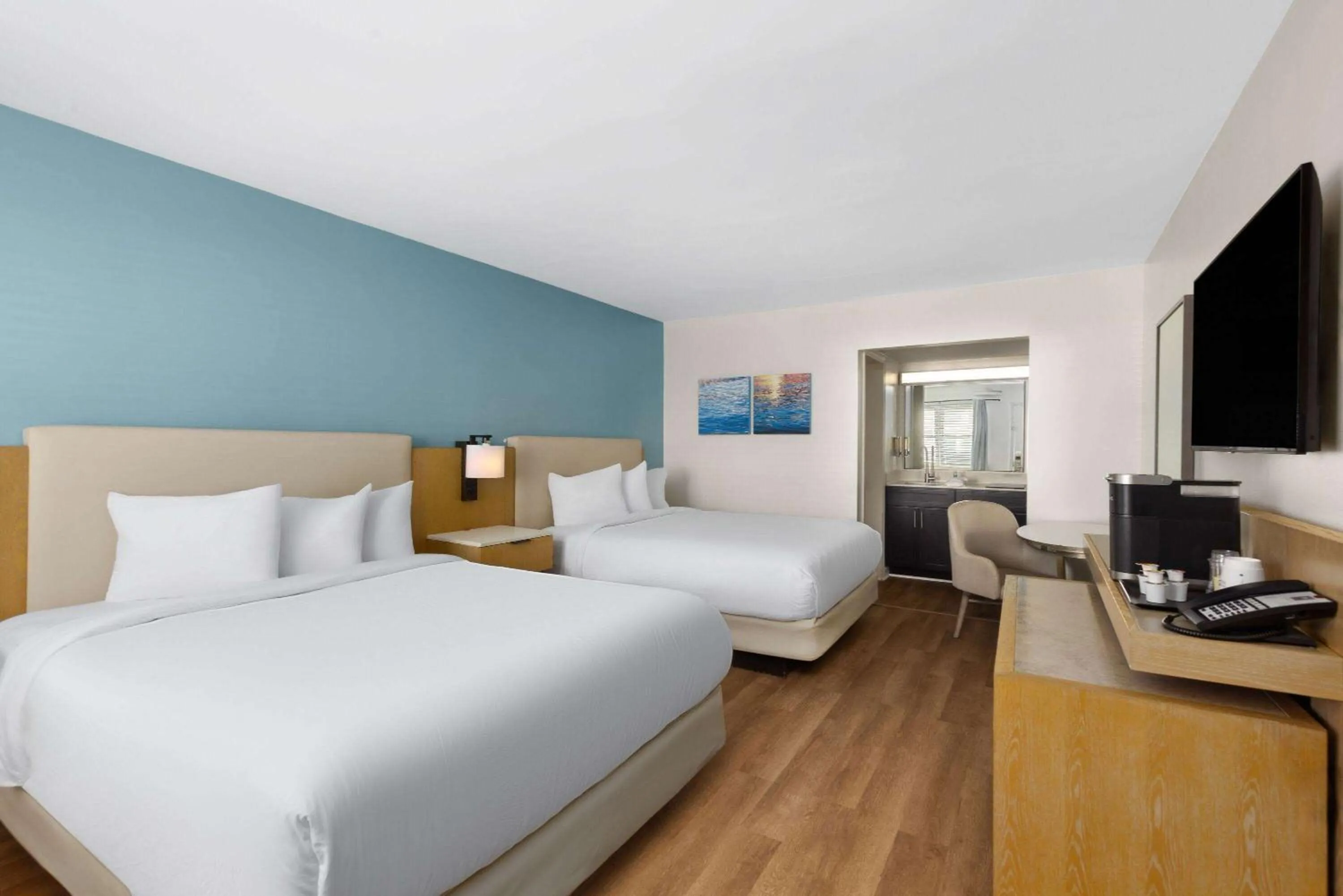 Photo of the whole room, Bed in Hotel Manteo, Trademark Collection by Wyndham