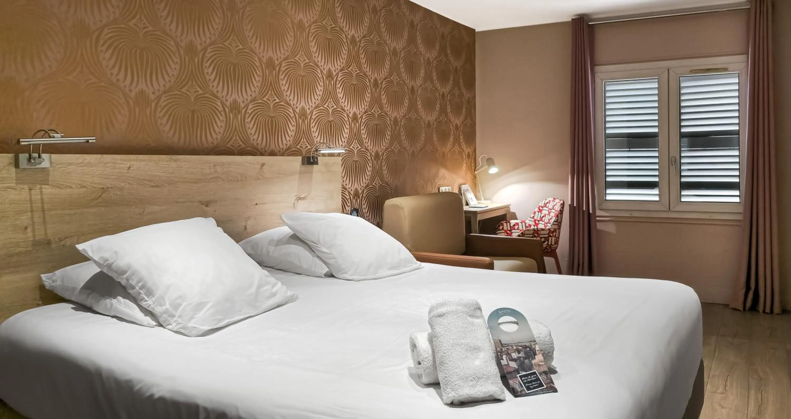 Photo of the whole room, Bed in Grand Hôtel Dauphiné Toulon, Boutique Hôtel & Suites