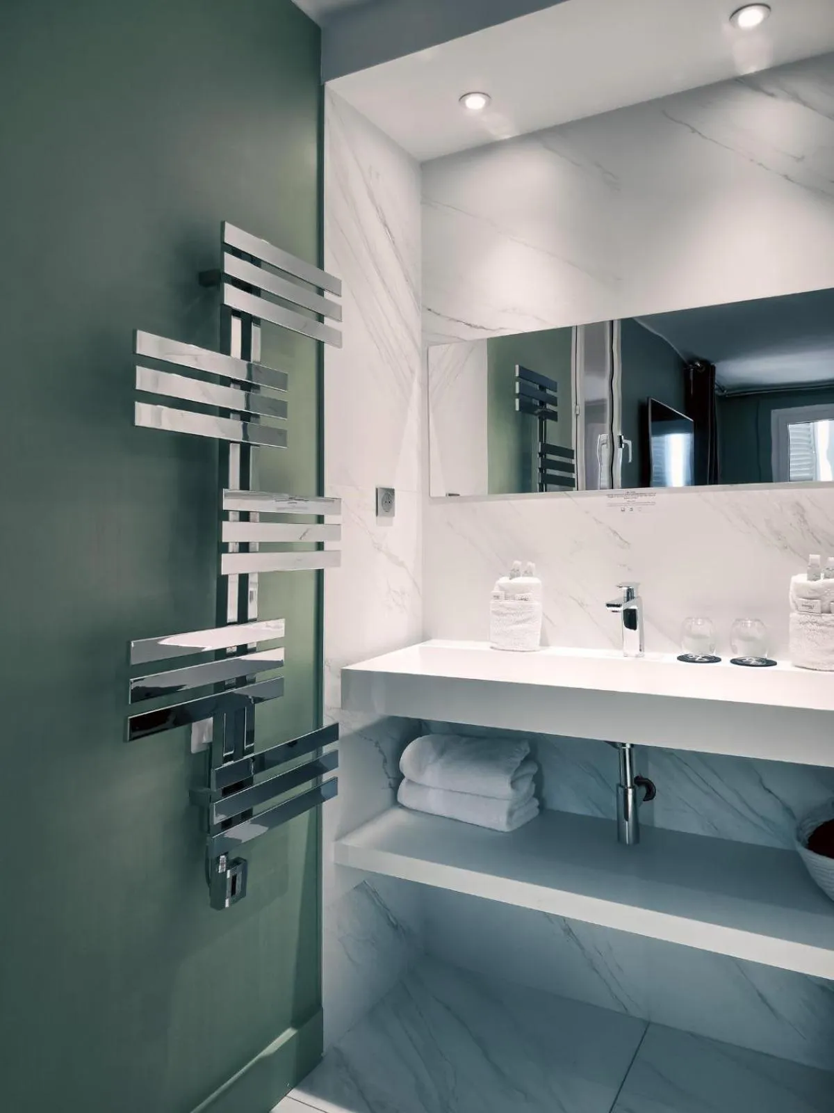 Bathroom in Grand Hôtel Dauphiné Toulon, Boutique Hôtel & Suites