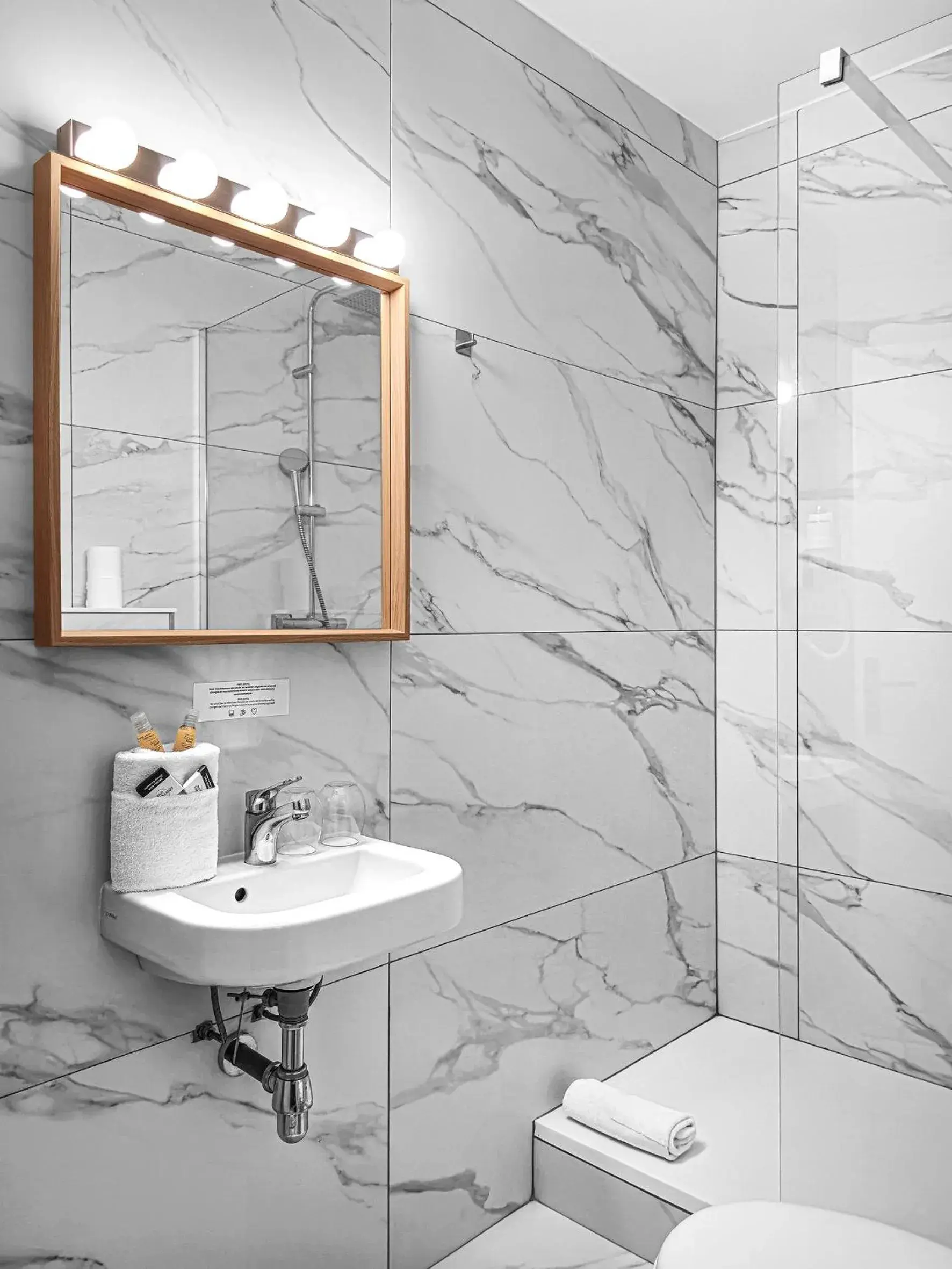 Bathroom in Grand Hôtel Dauphiné Toulon, Boutique Hôtel & Suites Bathroom in Grand Hôtel Dauphiné Toulon, Boutique Hôtel & Suites