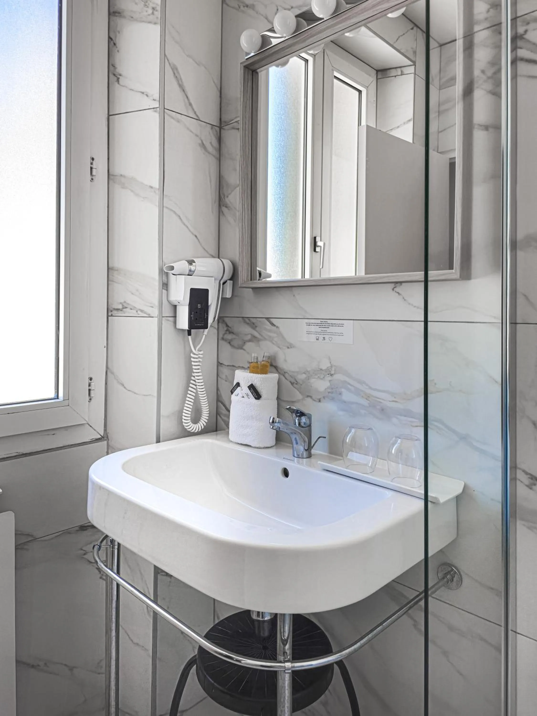 Bathroom in Grand Hôtel Dauphiné Toulon, Boutique Hôtel & Suites