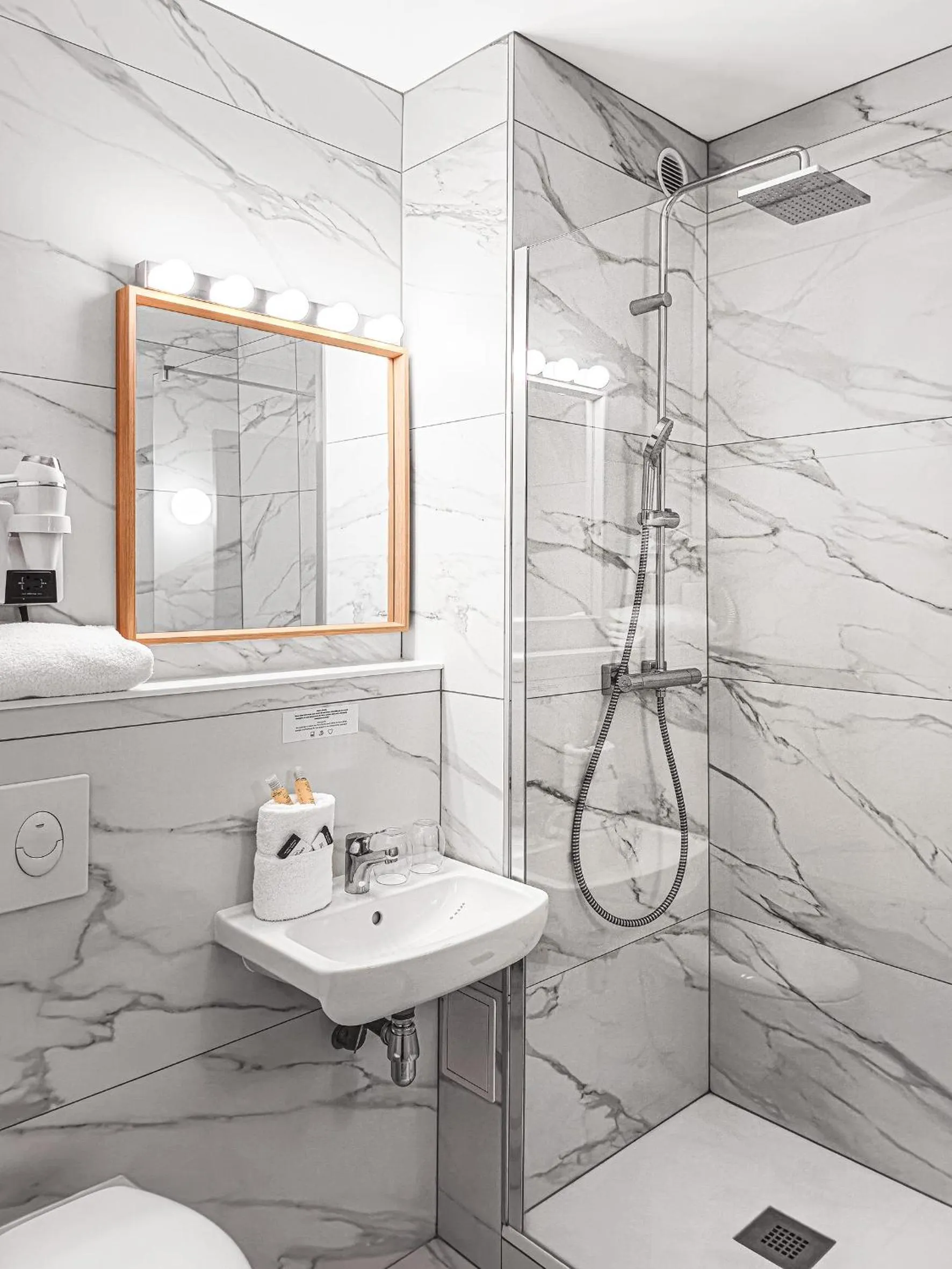 Shower in Grand Hôtel Dauphiné Toulon, Boutique Hôtel & Suites