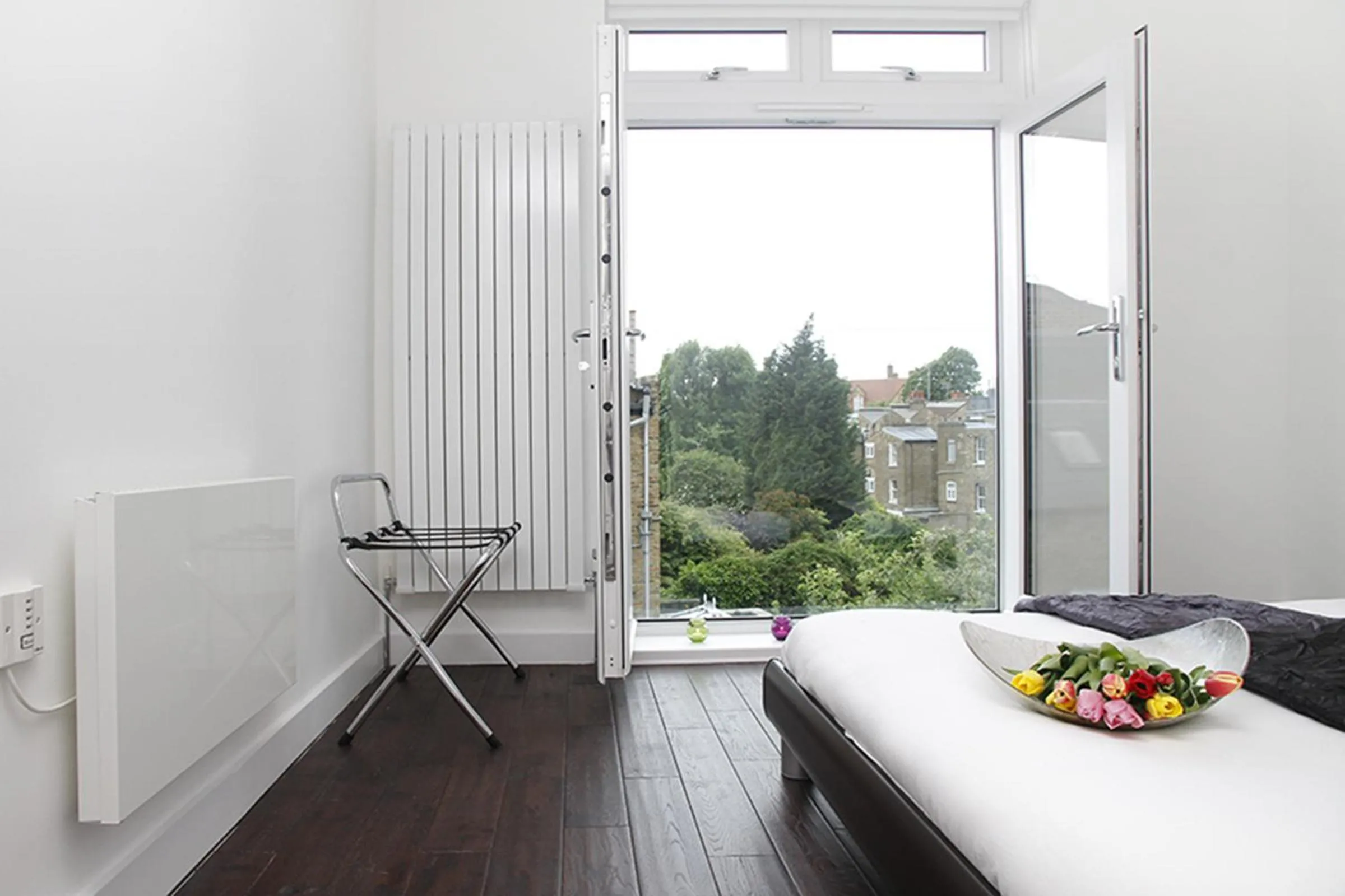 Bedroom, Bed in Holiday Lets London 4