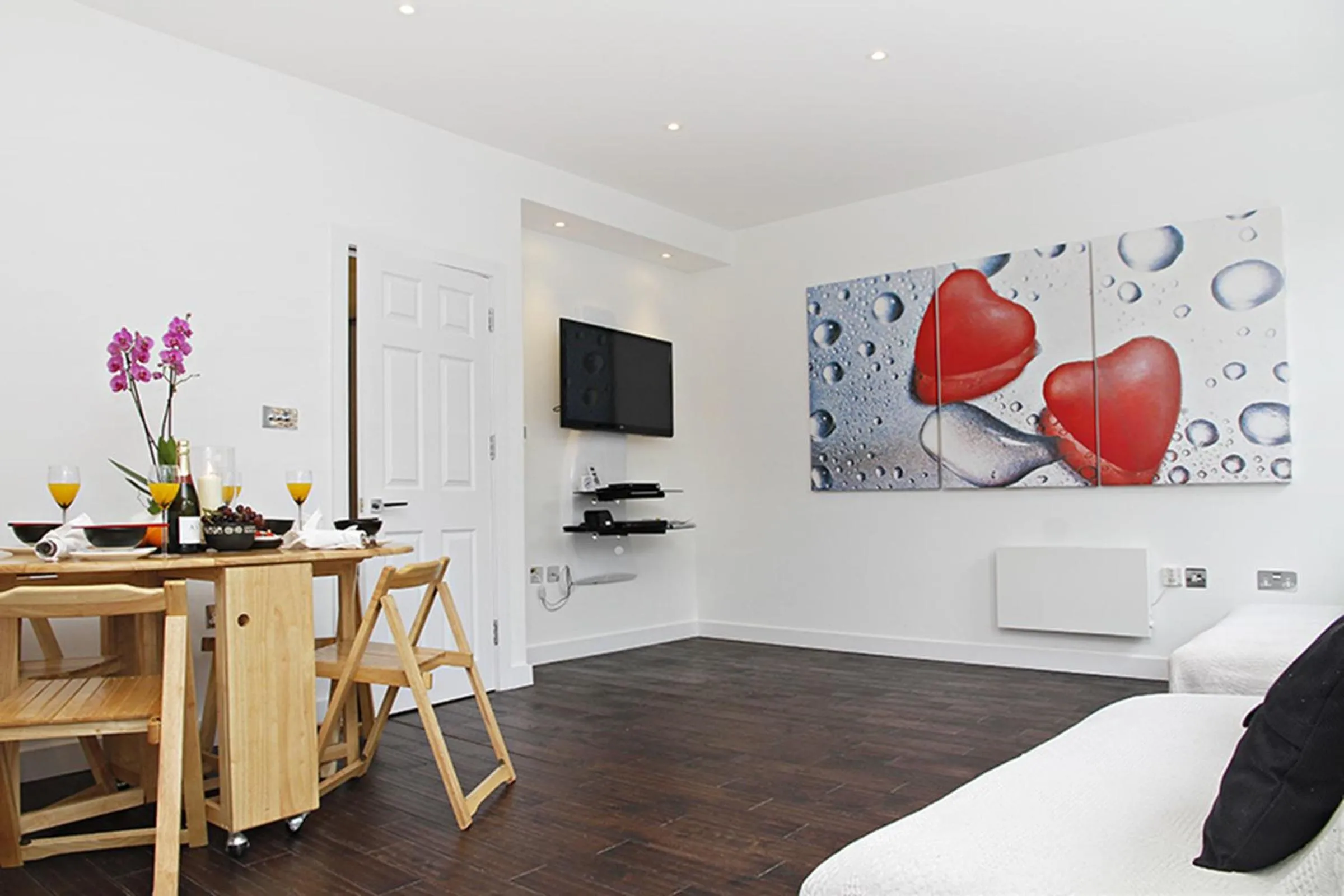 Living room, Bed in Holiday Lets London 4