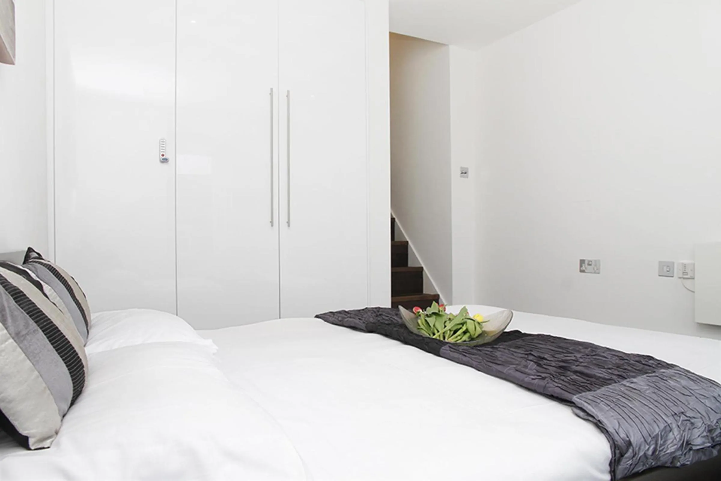 Bedroom, Bed in Holiday Lets London 4