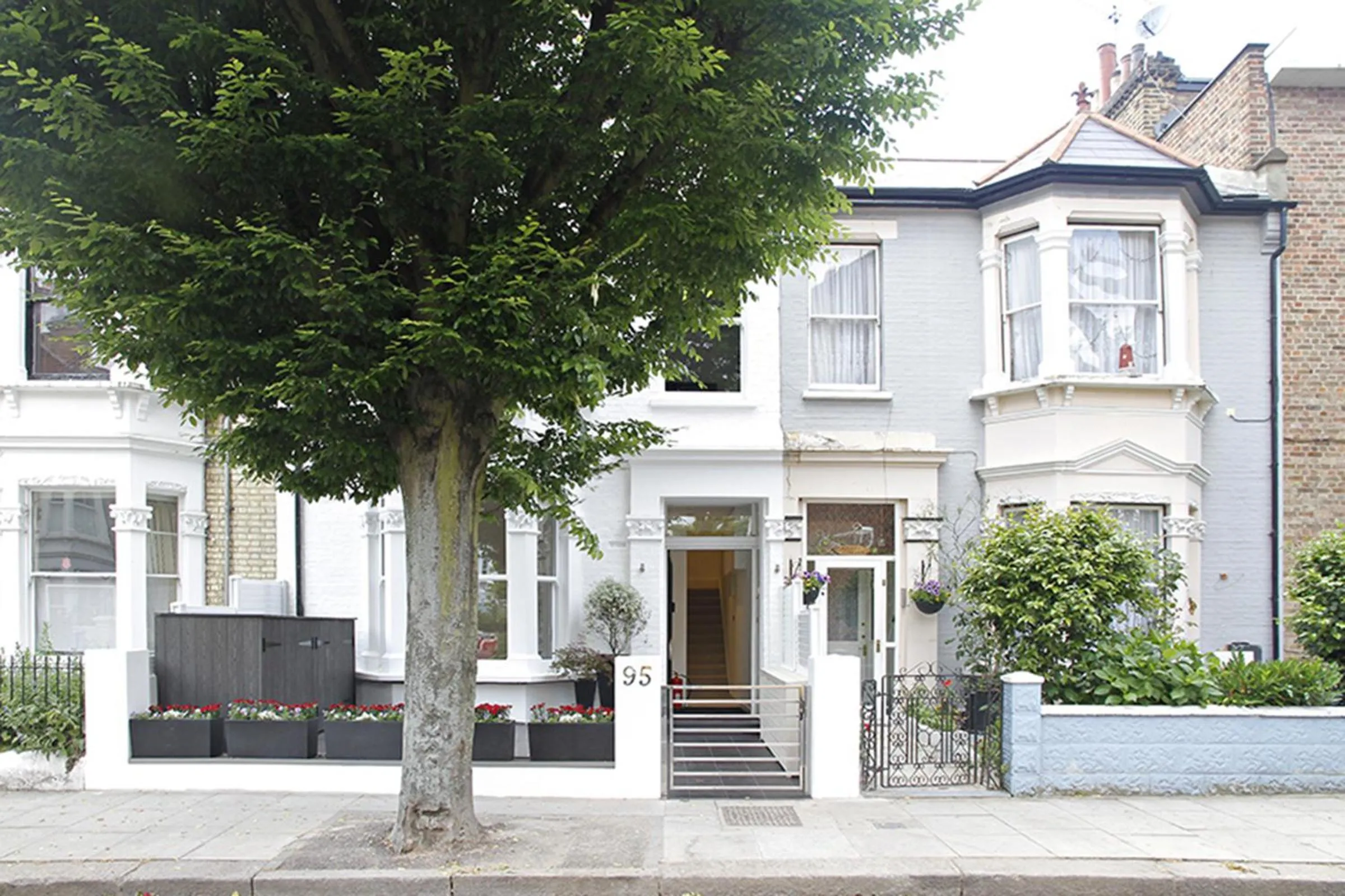 Property building in Holiday Lets London 4