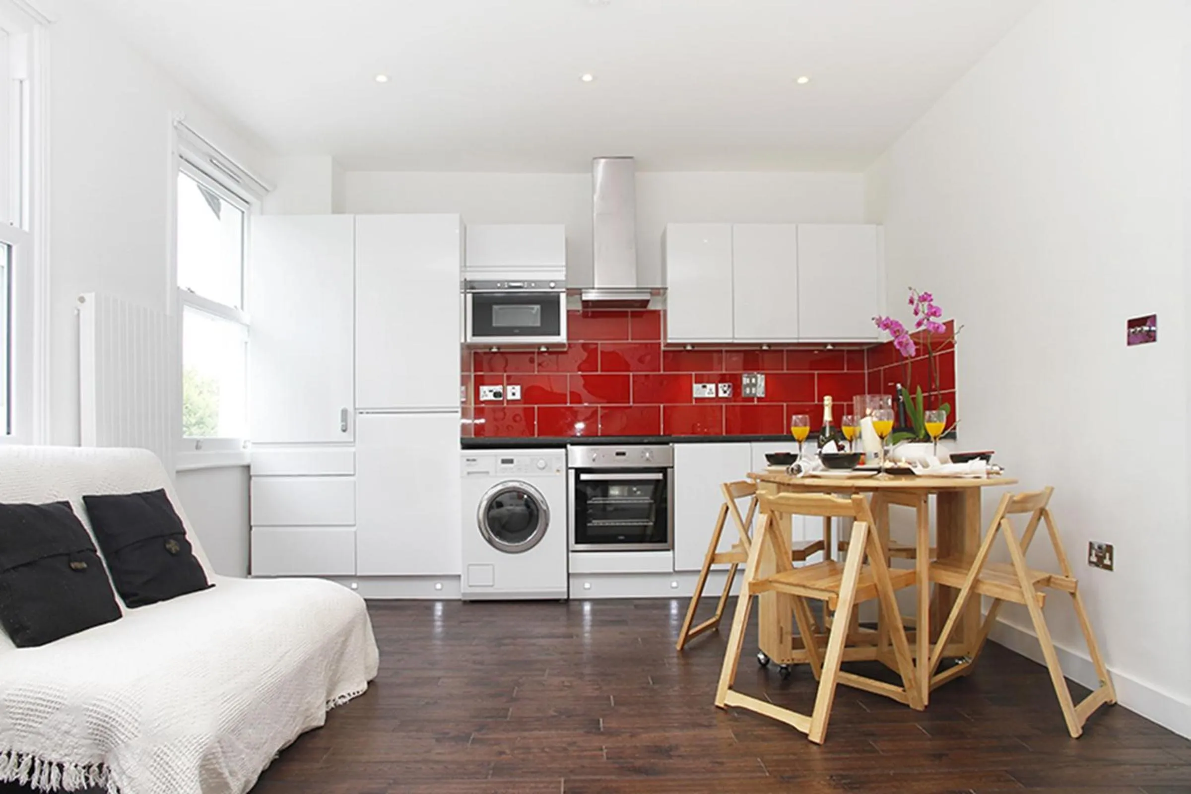Kitchen or kitchenette in Holiday Lets London 4