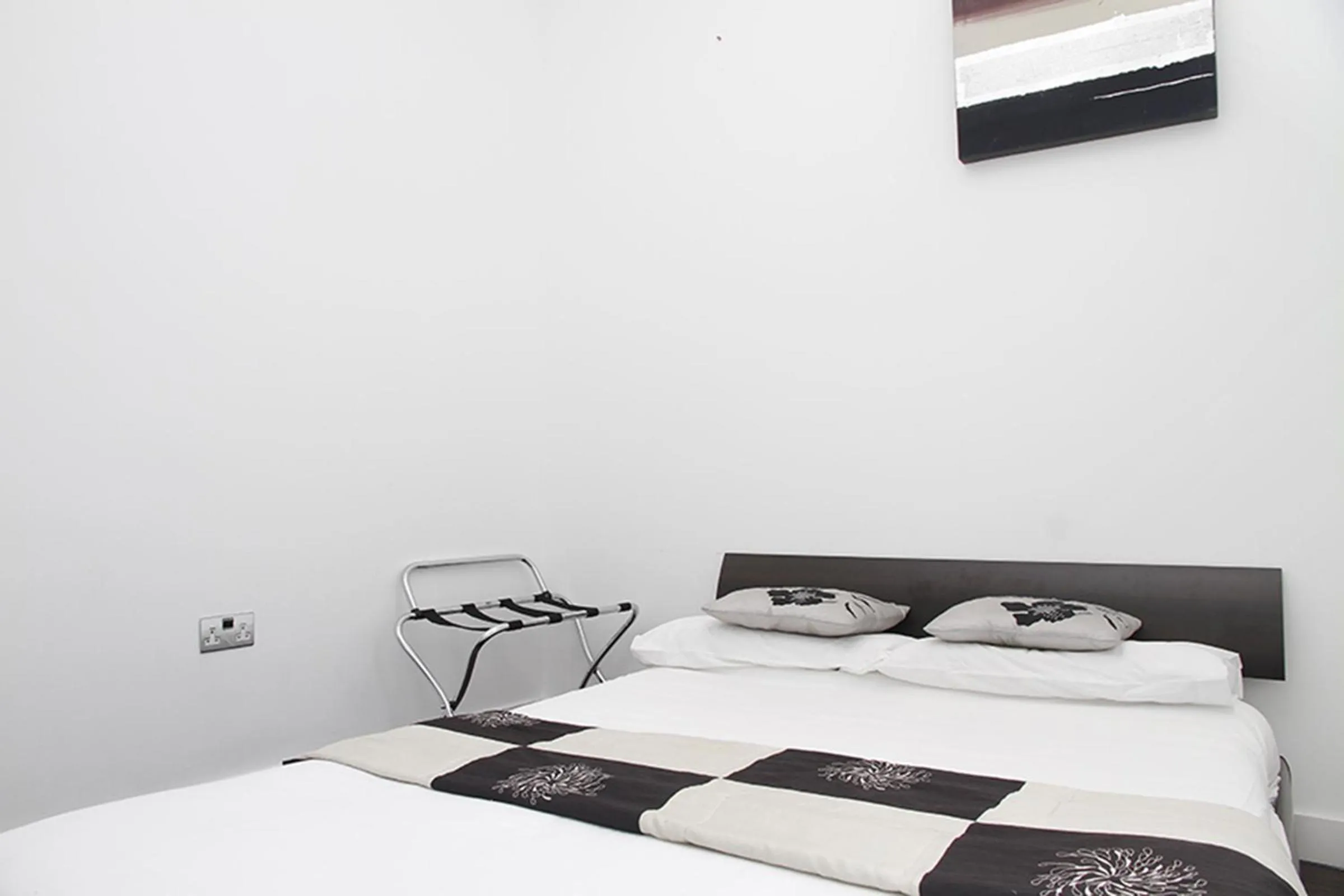 Bedroom, Bed in Holiday Lets London 4