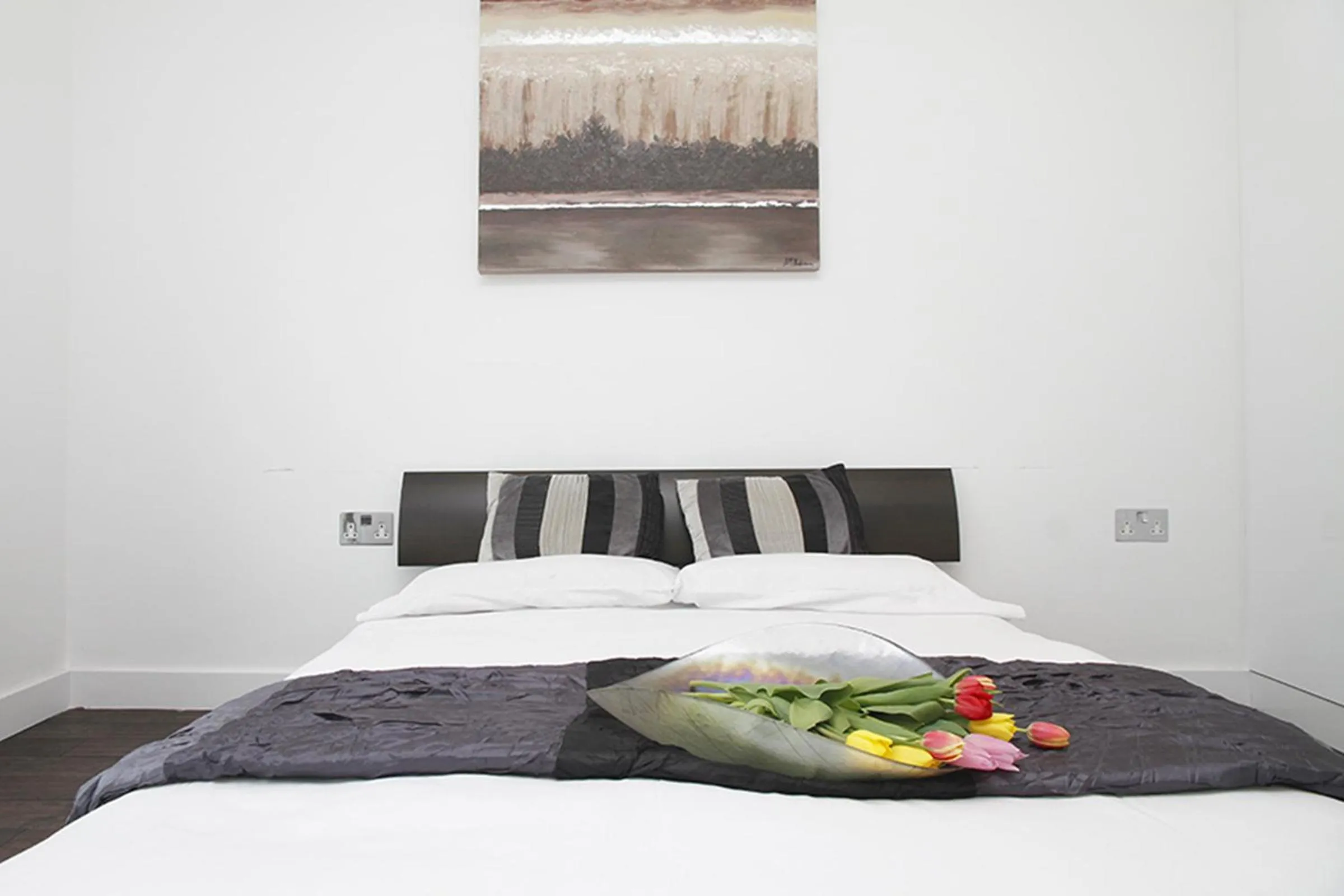 Bedroom, Bed in Holiday Lets London 4