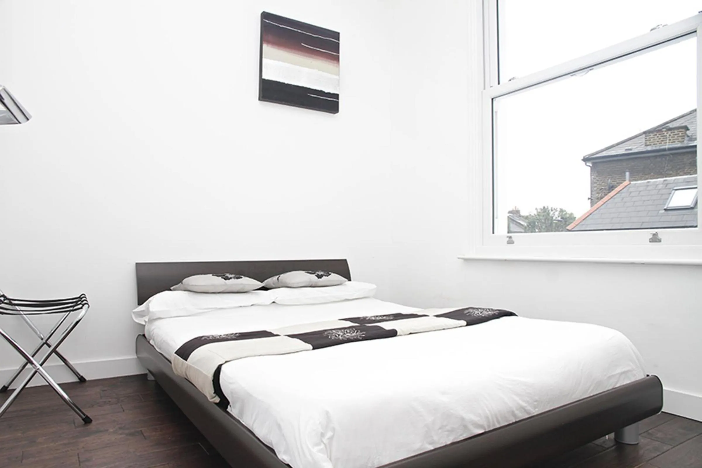 Bedroom, Bed in Holiday Lets London 4