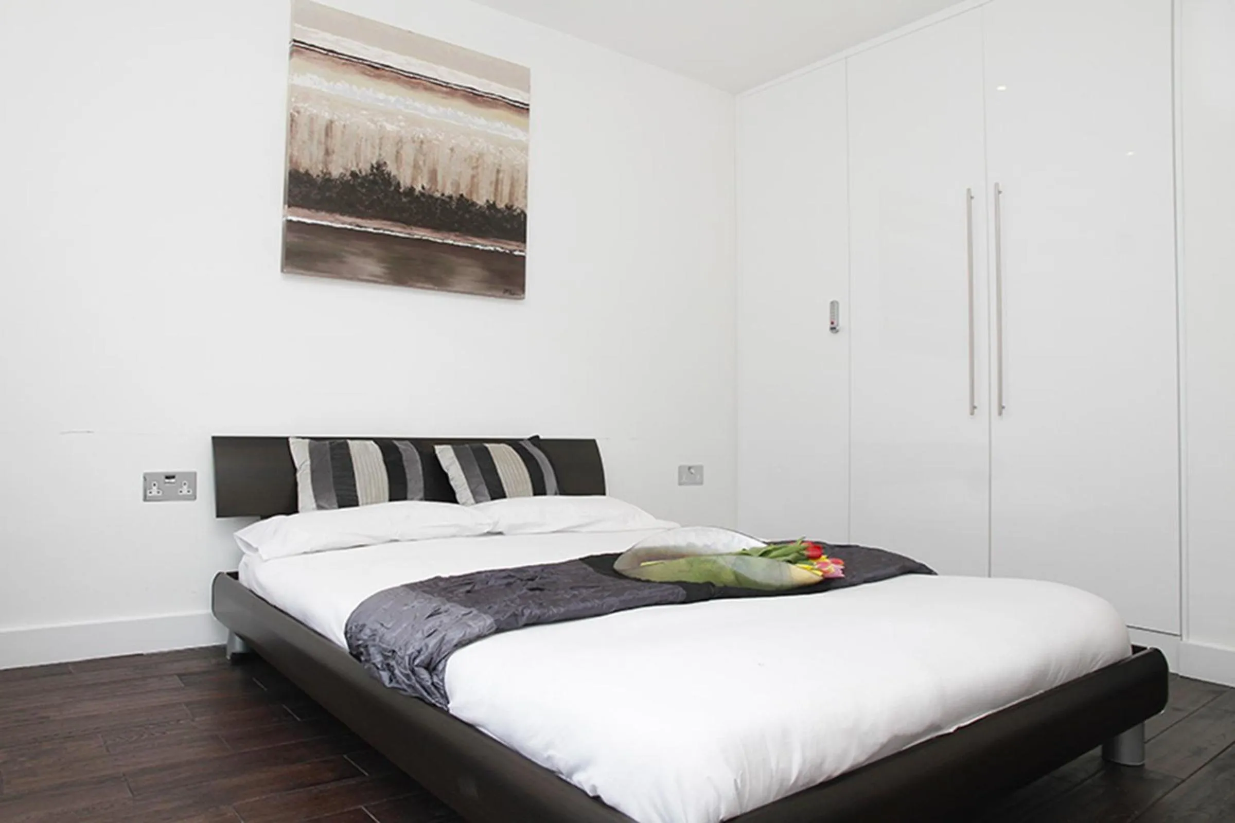 Bathroom, Bed in Holiday Lets London 4