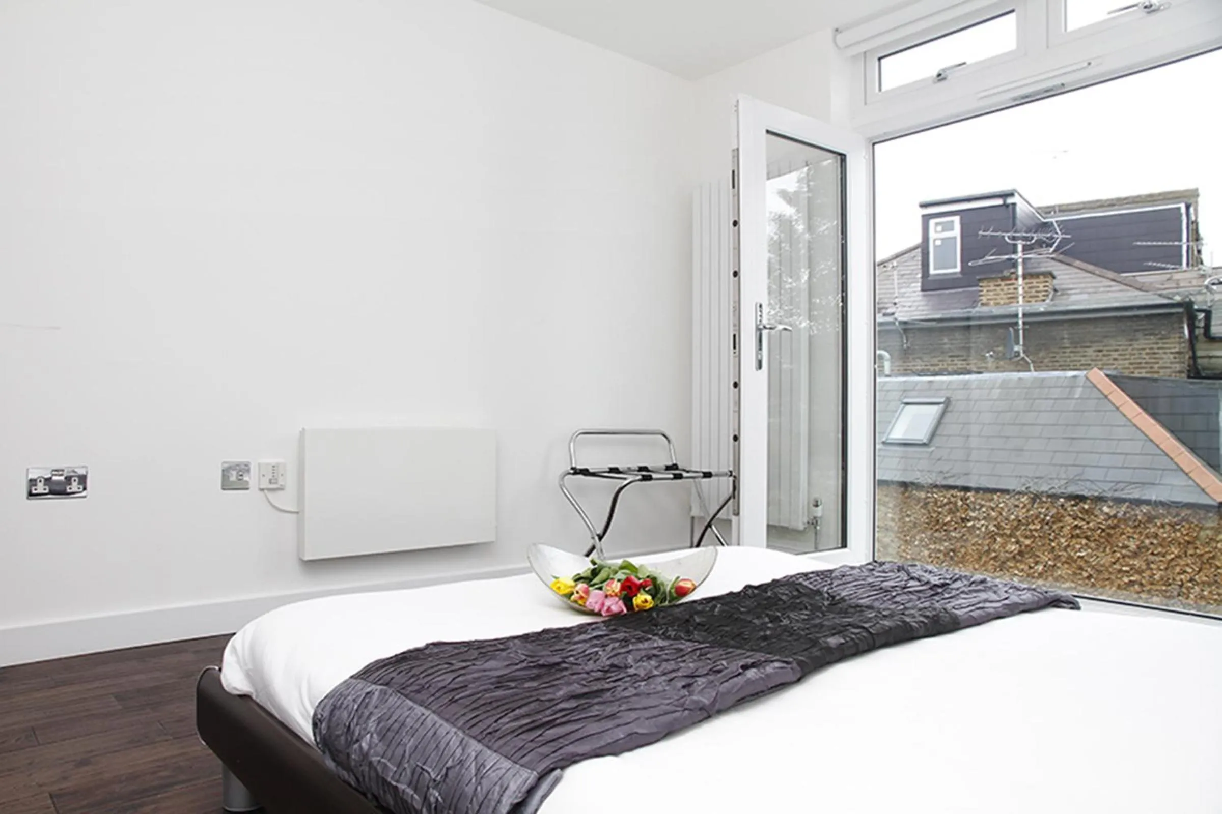 Bedroom, Bed in Holiday Lets London 4