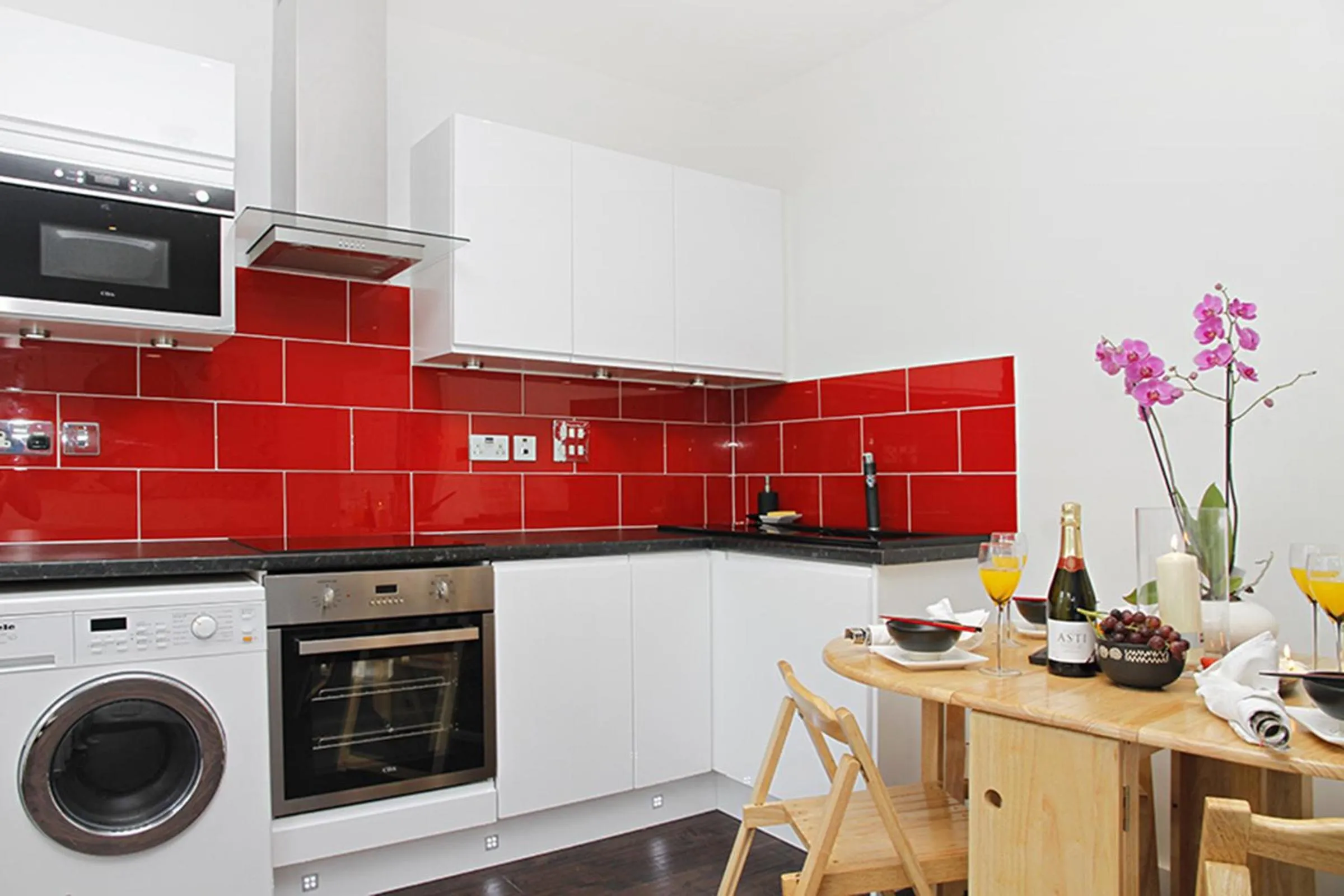 Kitchen or kitchenette in Holiday Lets London 4