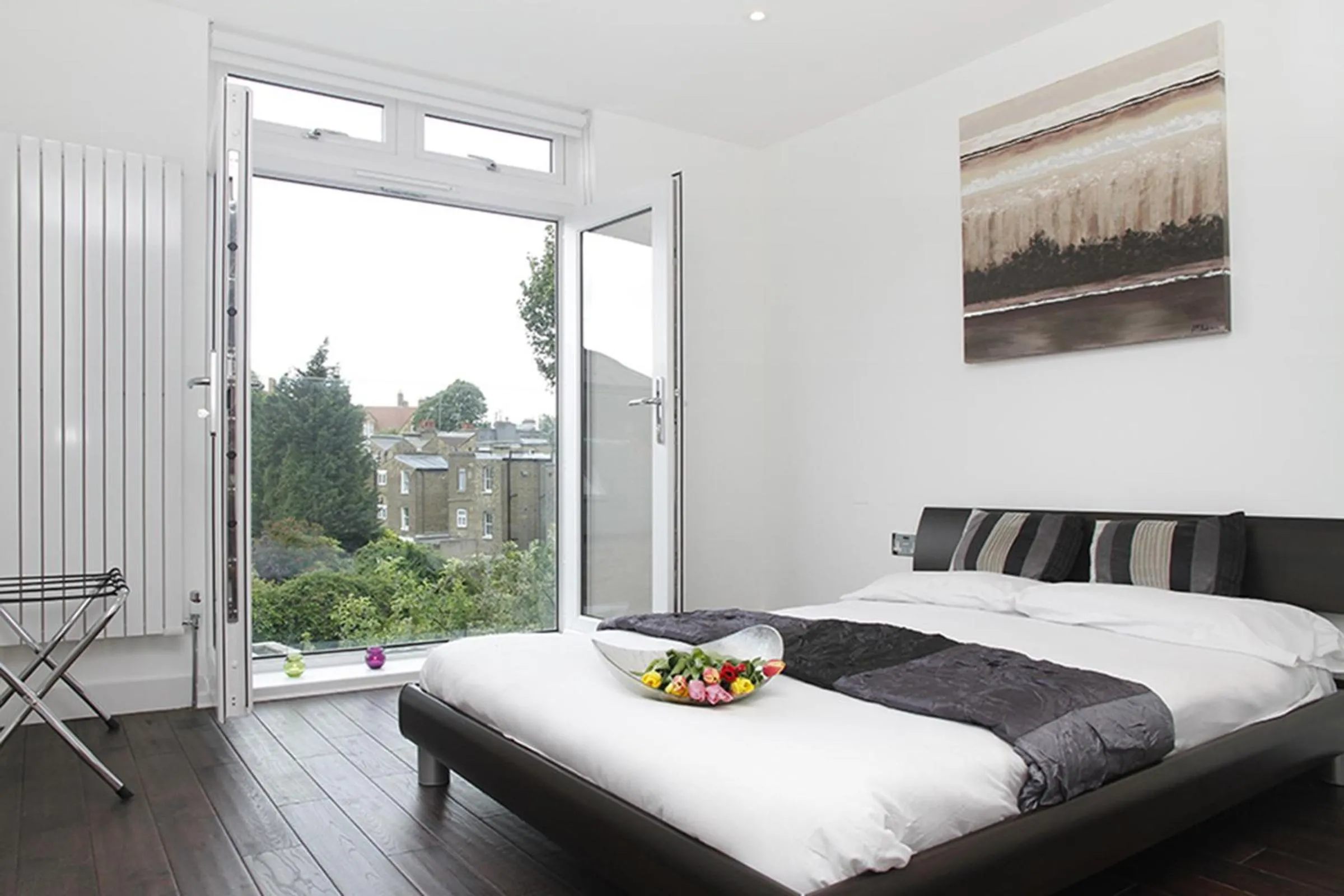 Bedroom, Bed in Holiday Lets London 4