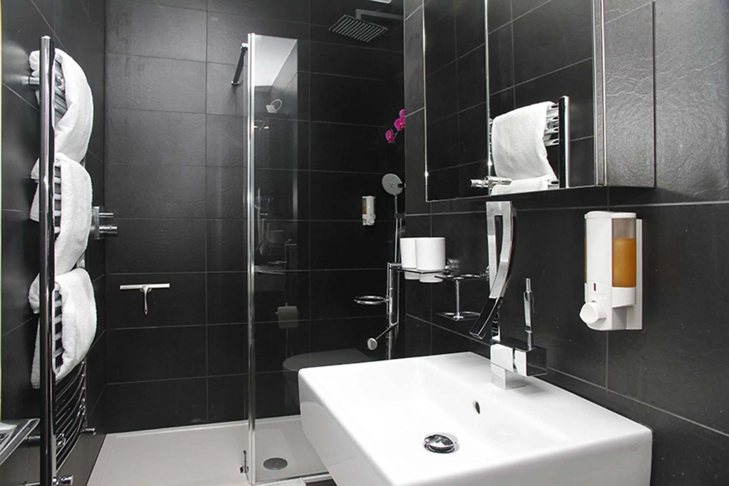 Bathroom in Holiday Lets London 4