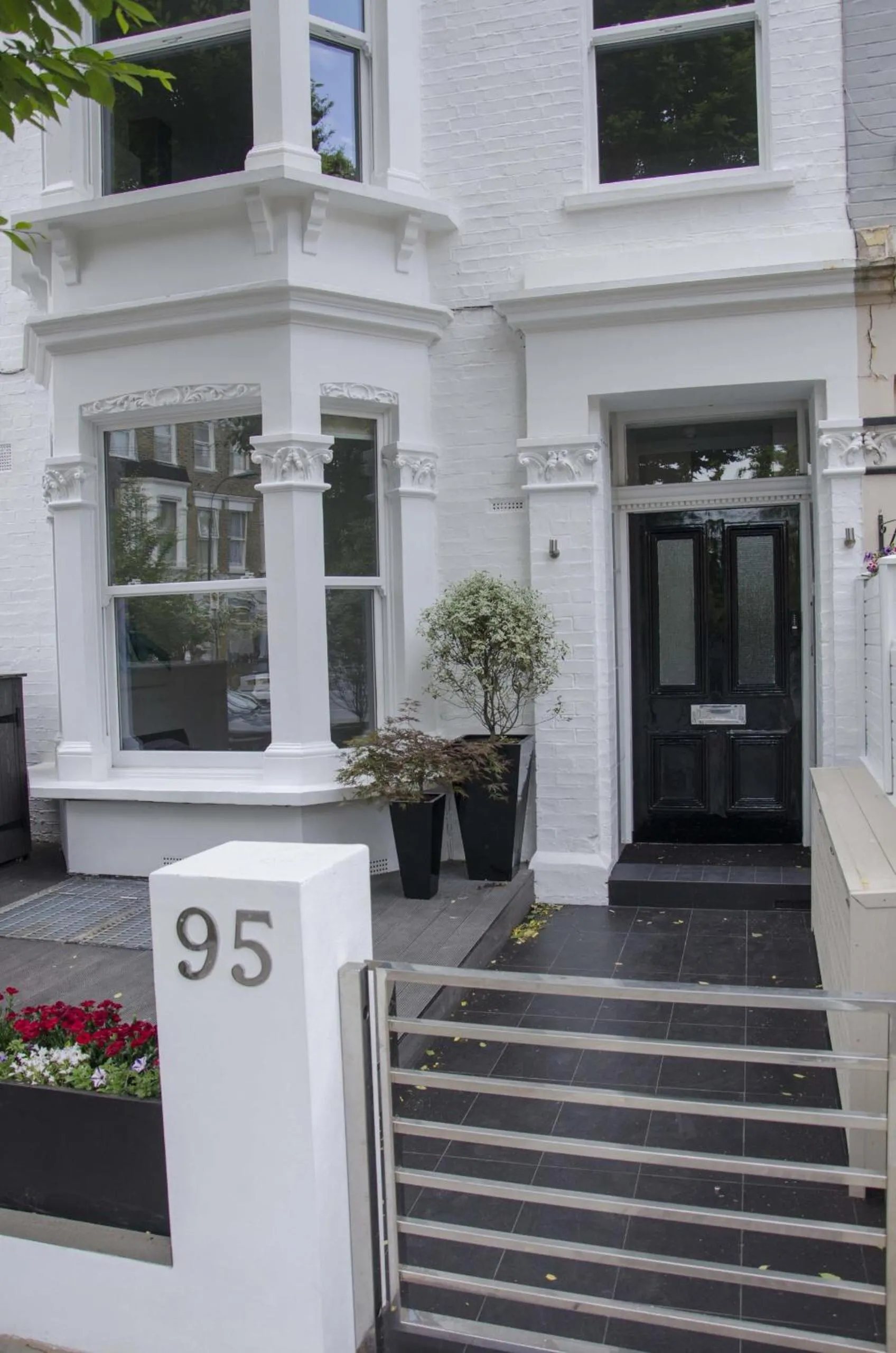 Facade/entrance in Holiday Lets London 4