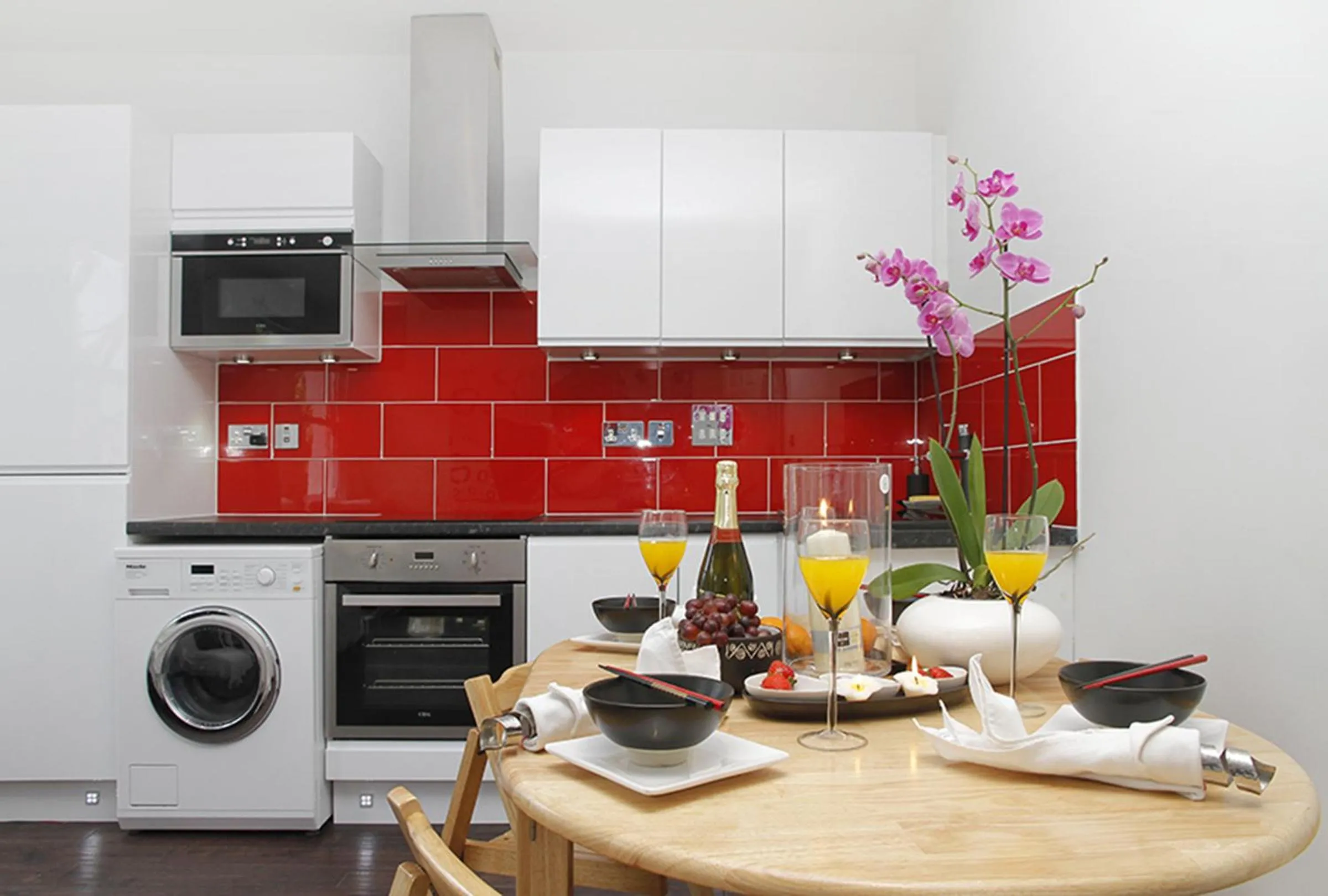 Dining area in Holiday Lets London 4