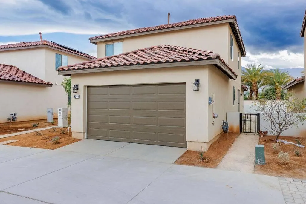 Near Coachella and Stagecoach Palm Springs , PGA resort Villa ,Golf, community pool, gym