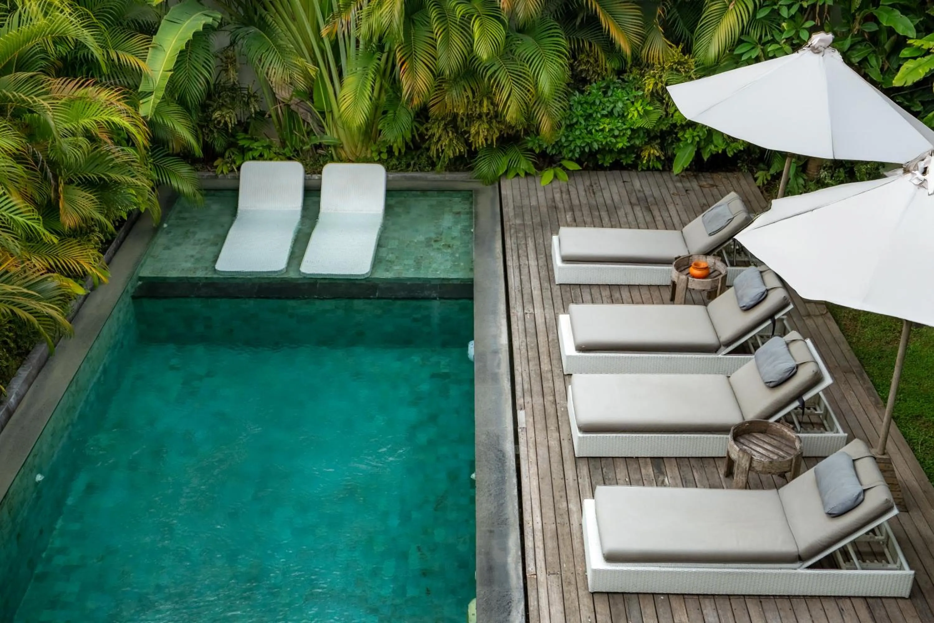 Swimming pool in Flores Villa by Betterplace