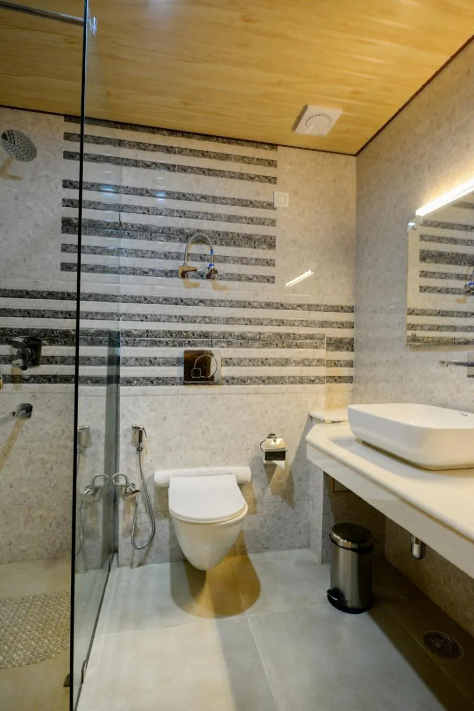 Bathroom in Clarks Inn Suites, Manali